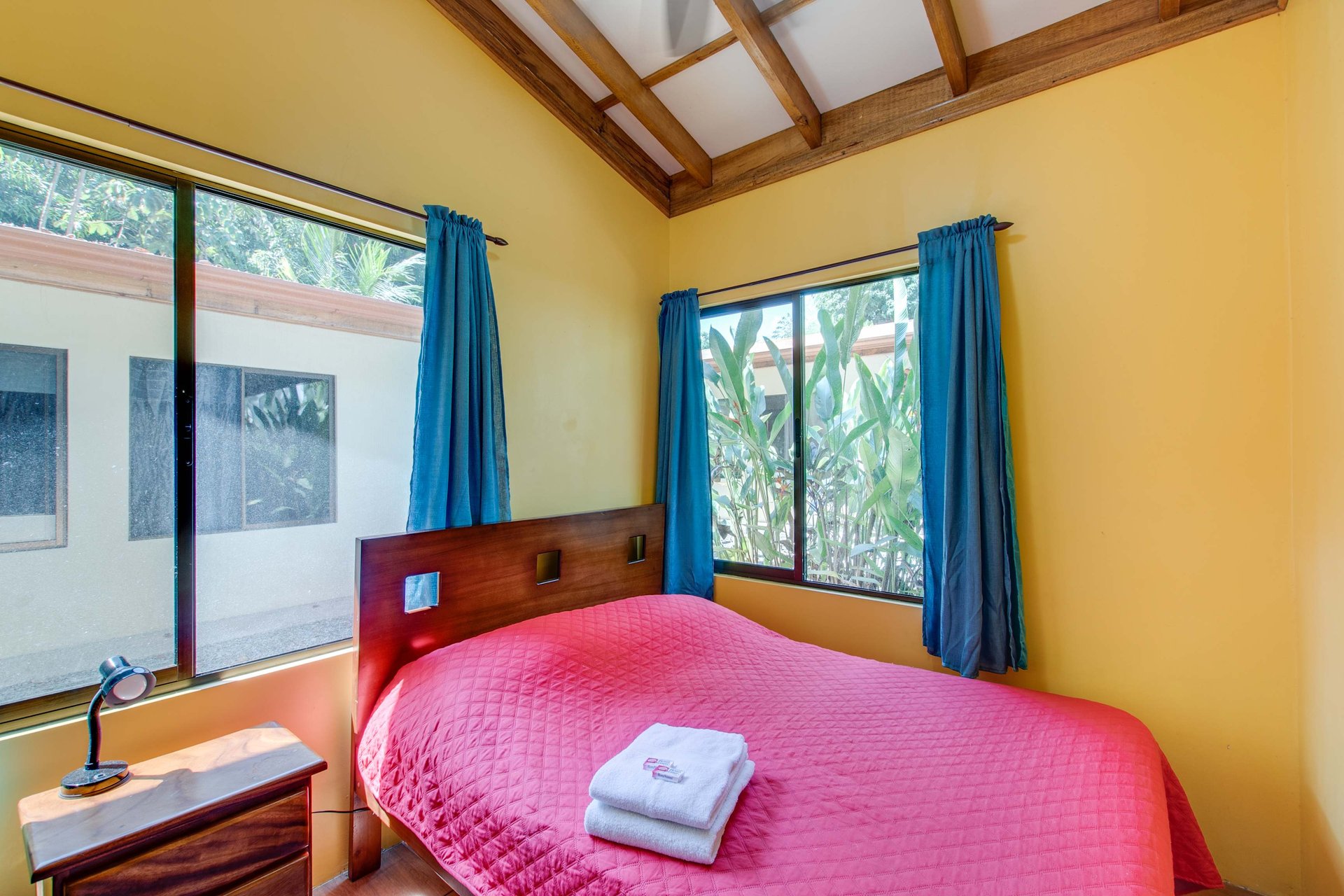 A highly-rated and high-occupancy resort with a hotel, cabins, on-site restaurant and a pool an easy 5-minute walk from PLAYA UVITA and Marino Ballena National Park!