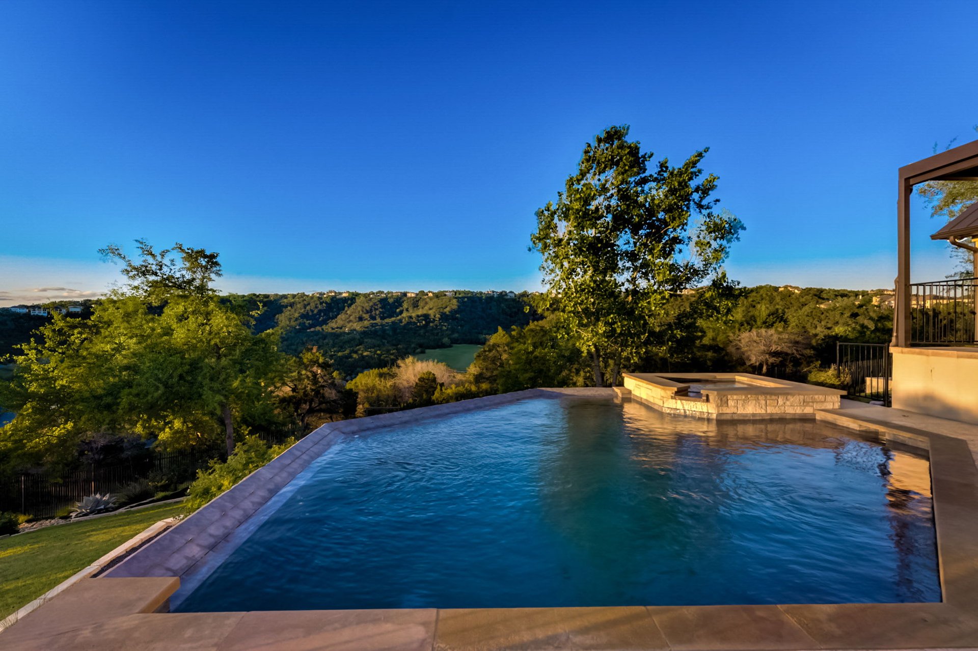Hill Country Paradise: Luxurious 4/3 Home with Heated Pool/Spa and Spectacular Sunset Views in River Place!