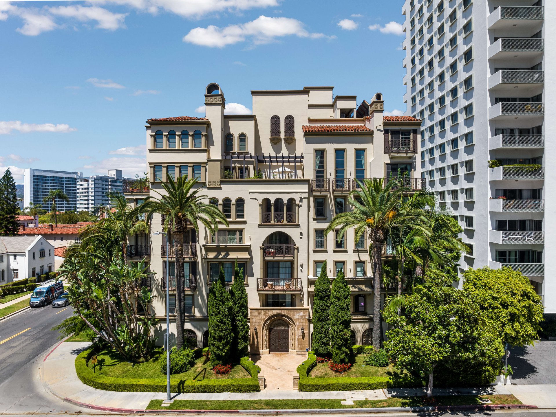 The Venezia #405, Wilshire Corridor