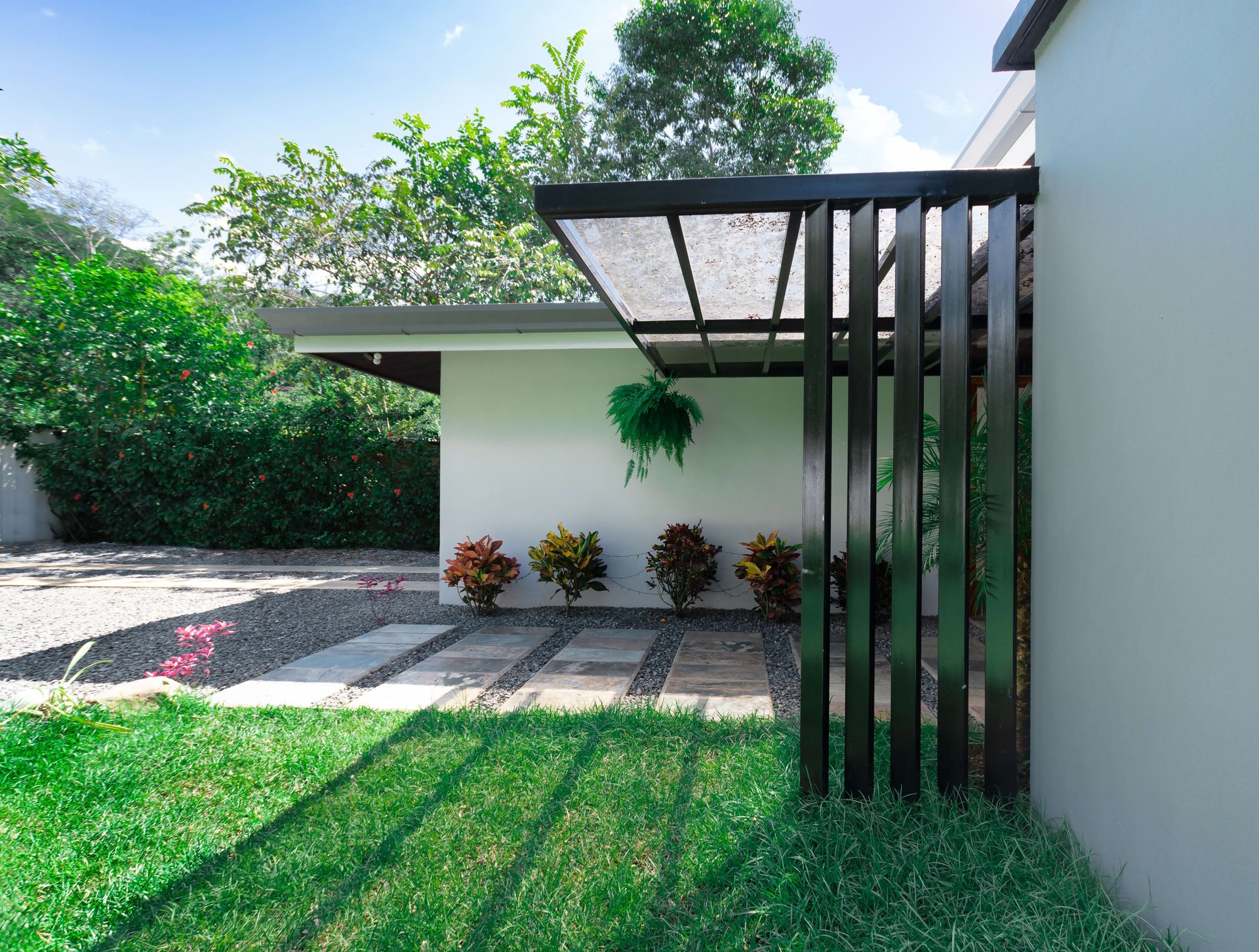 BRAND NEW 3-bedroom home, 5 minutes to Dominical Beach.