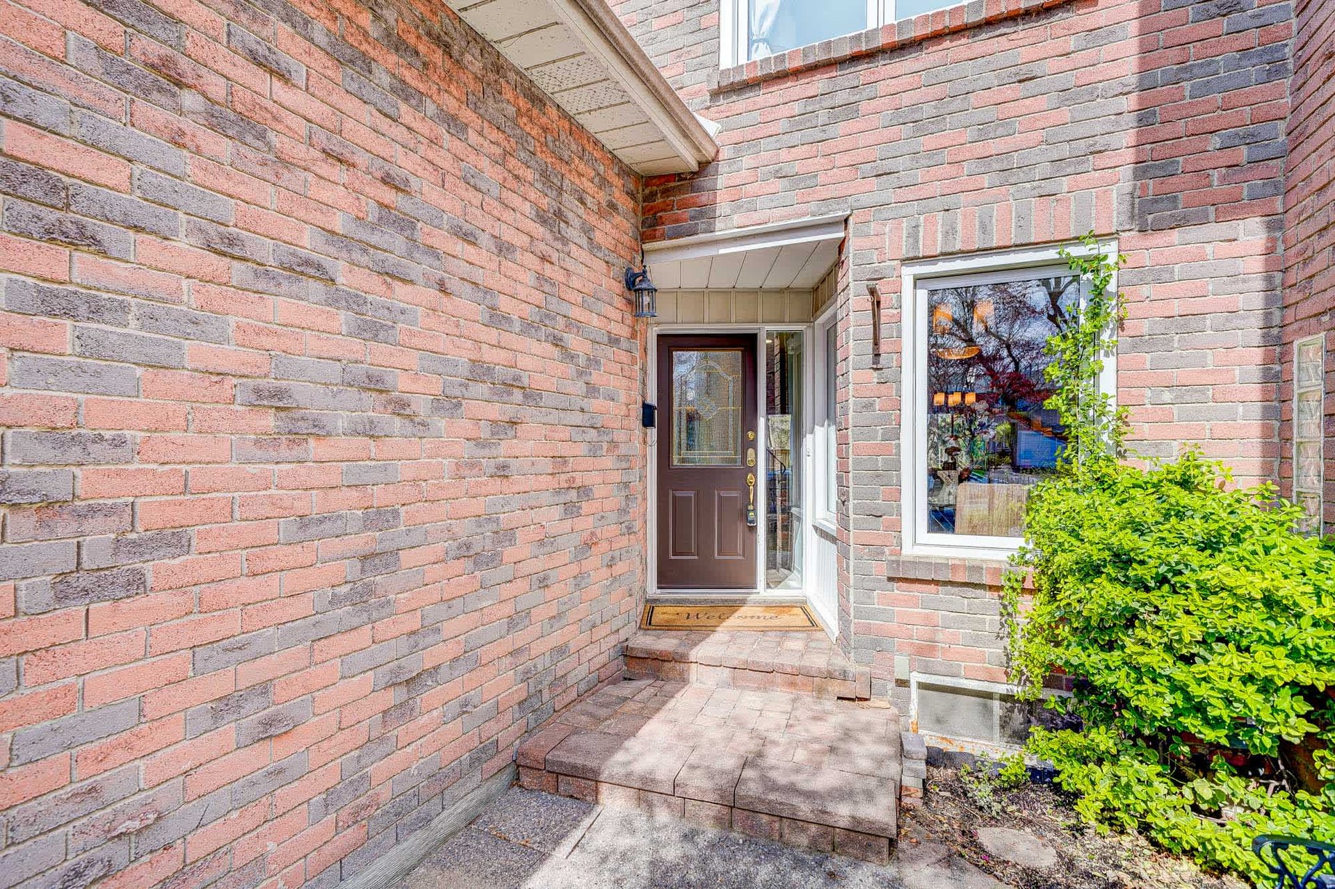 1087 Runnymead Cres
