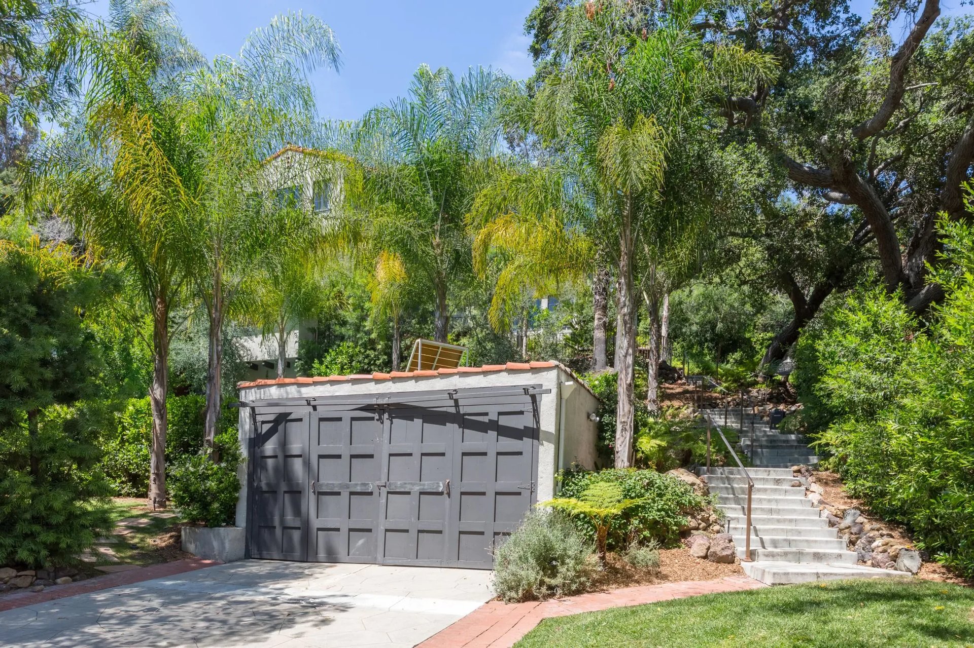 2150 Hollyridge Dr