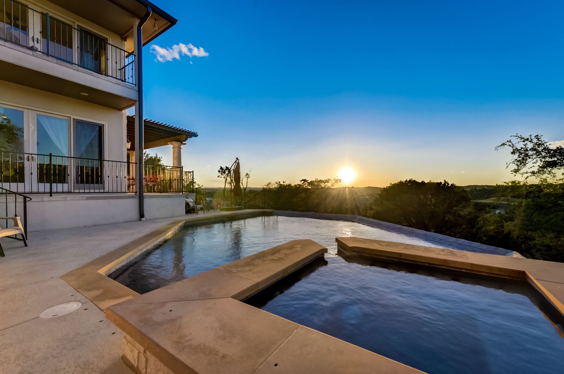 Hill Country Paradise: Luxurious 4/3 Home with Heated Pool/Spa and Spectacular Sunset Views in River Place!