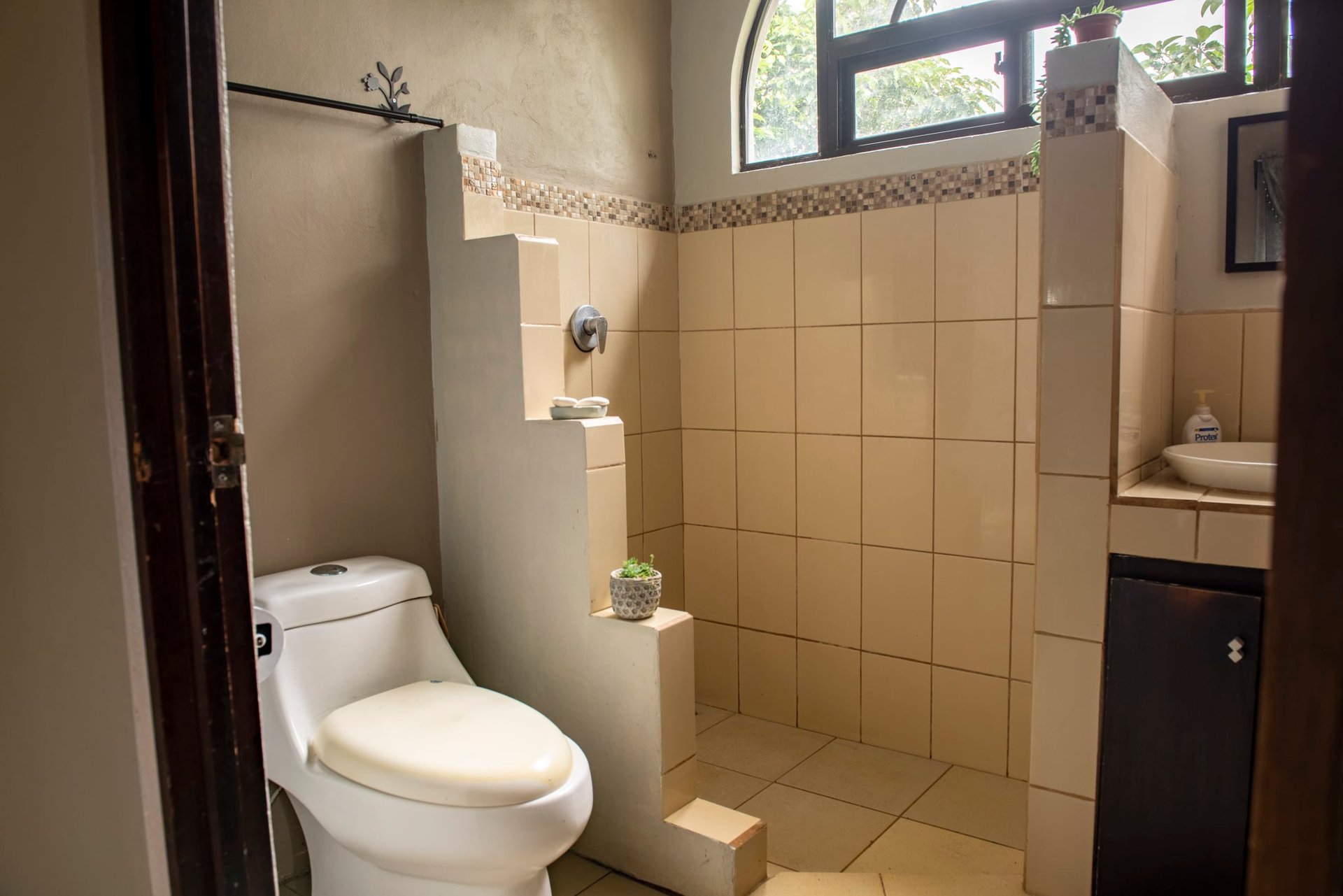 Costa Rican Gem: Spacious 4BR Home with Fruit Trees, Fully Furnished