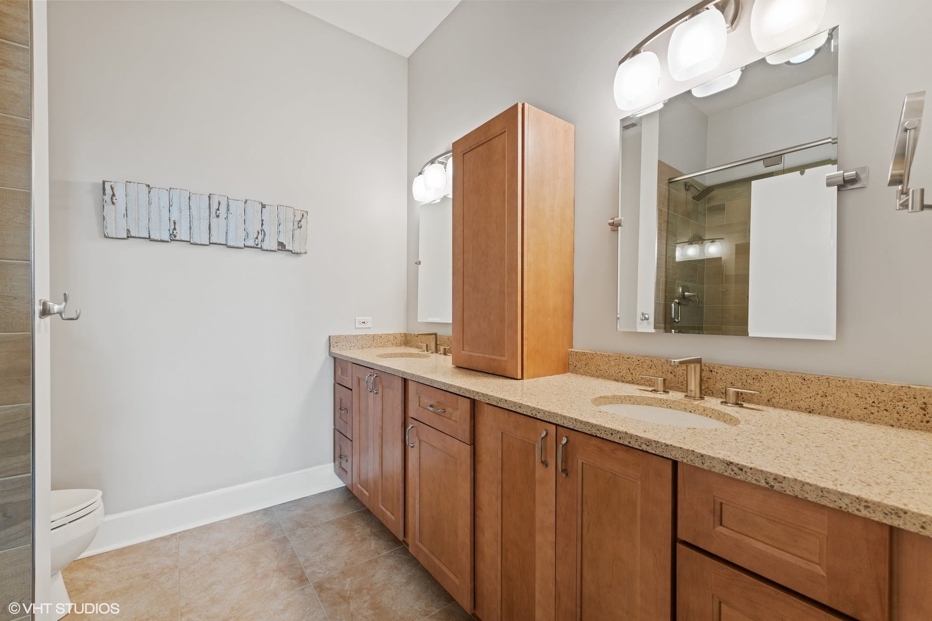 165 N Canal Street Unit: 1527-1528