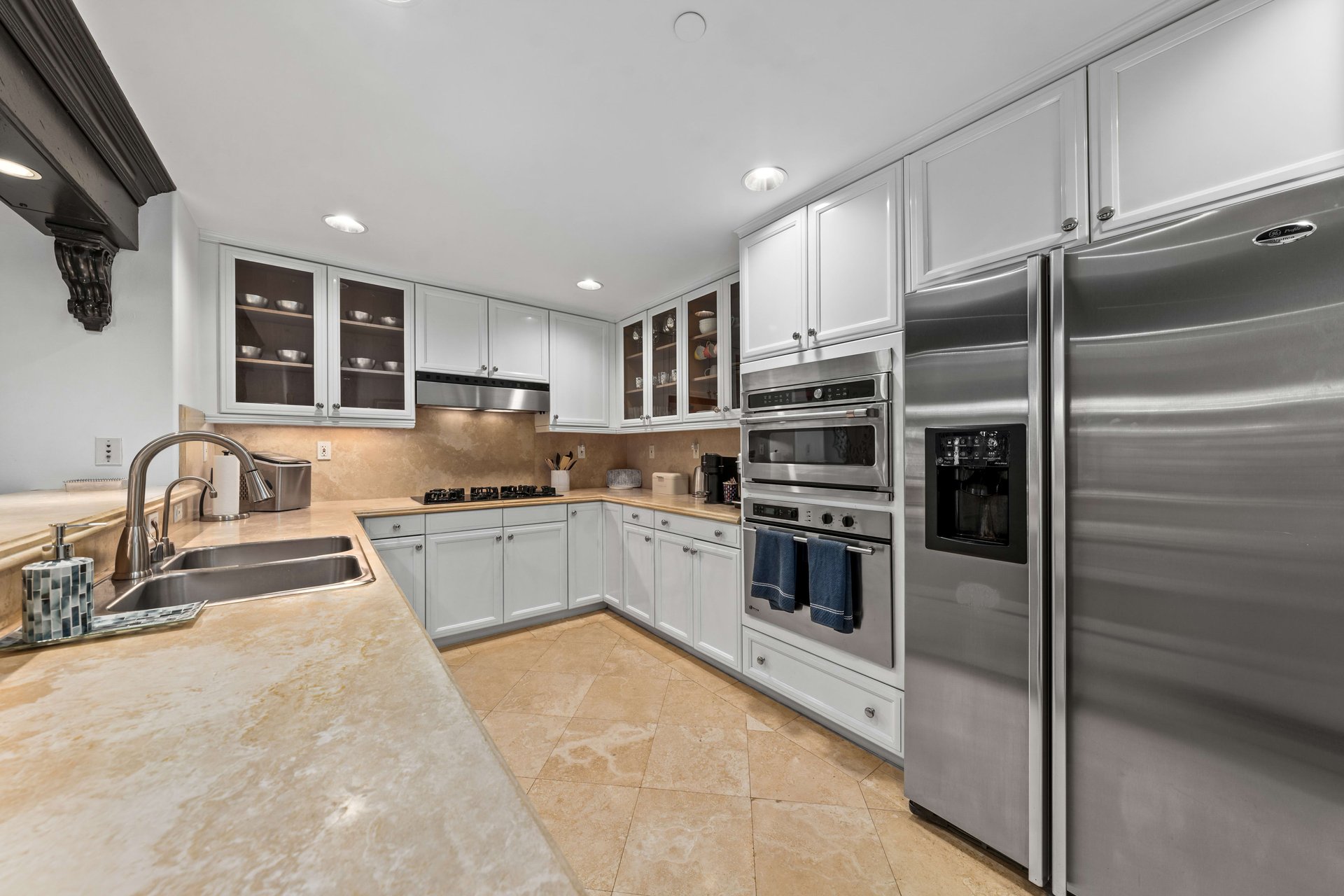 The Venezia #405, Wilshire Corridor