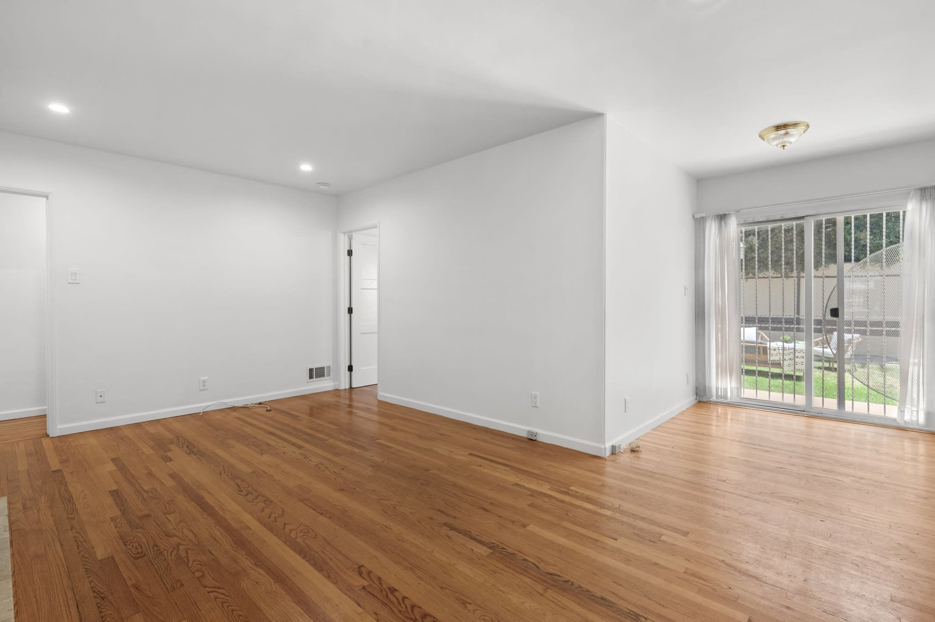 Pristine & Historic Trophy Duplex in Prime Miracle Mile