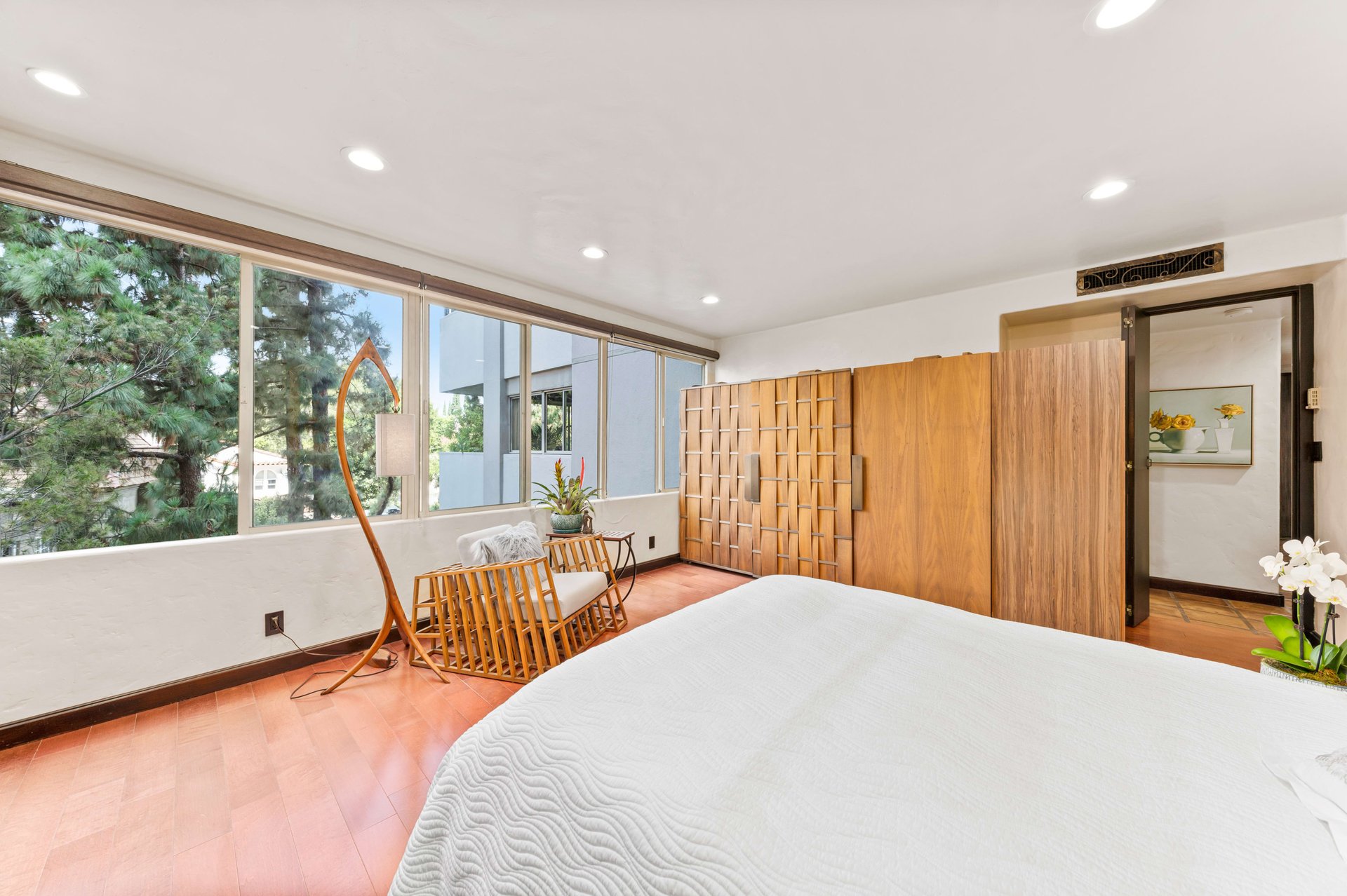 The Comstock #4E, Wilshire Corridor