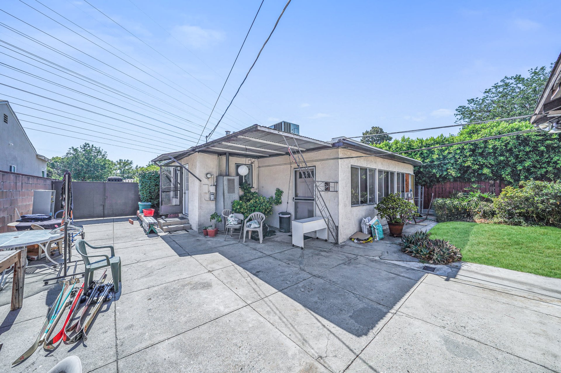 Rare opportunity to own a Garden-style 3 Unit Income Property in highly-sought Magnolia Park Burbank!