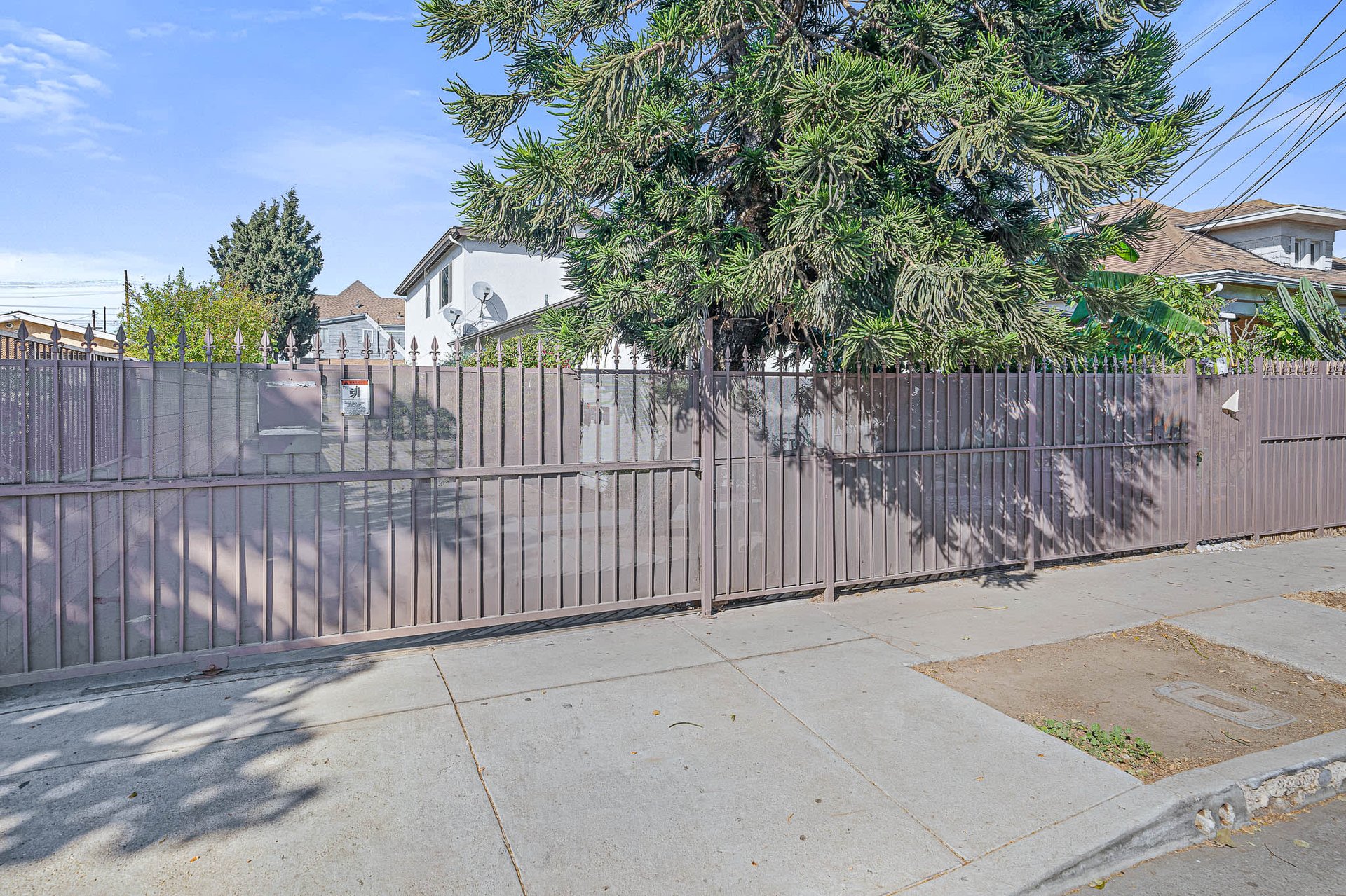 Incredible Triplex Apartment Opportunity near USC. Great Cash Flow. Vacant Lot in Rear for future Development!