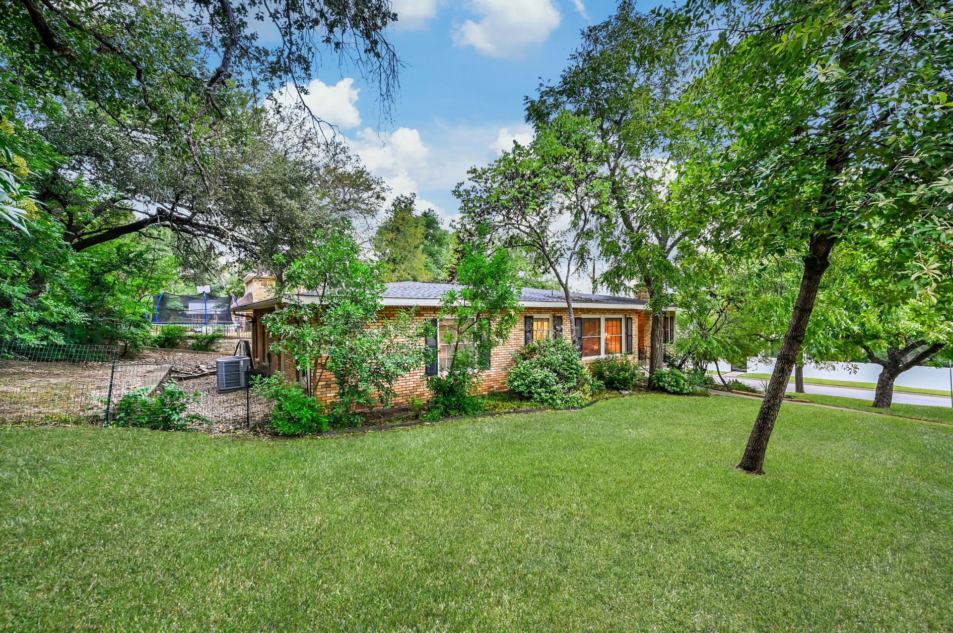 2506 Hillview Road 