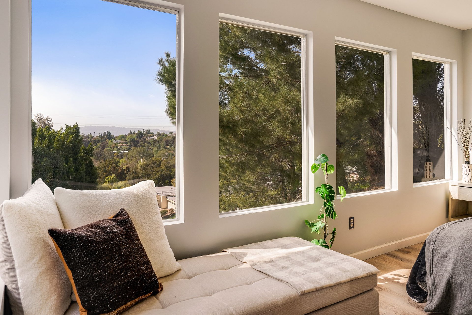 deLIGHTfull Mid Century in the Studio City "Donas"
