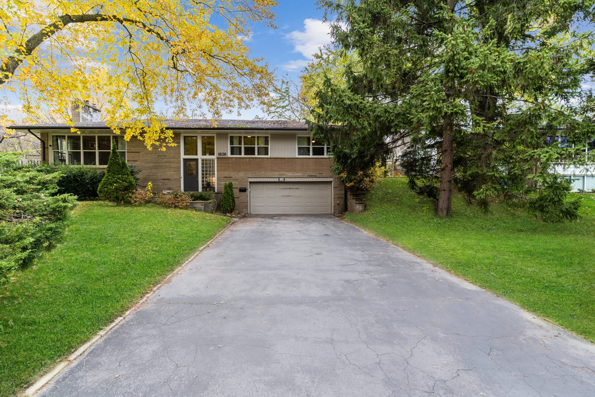 1620 Pinetree Crescent