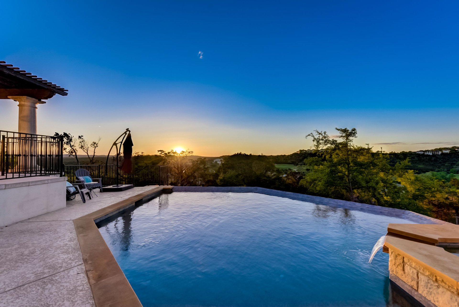 Hill Country Paradise: Luxurious 4/3 Home with Heated Pool/Spa and Spectacular Sunset Views in River Place!
