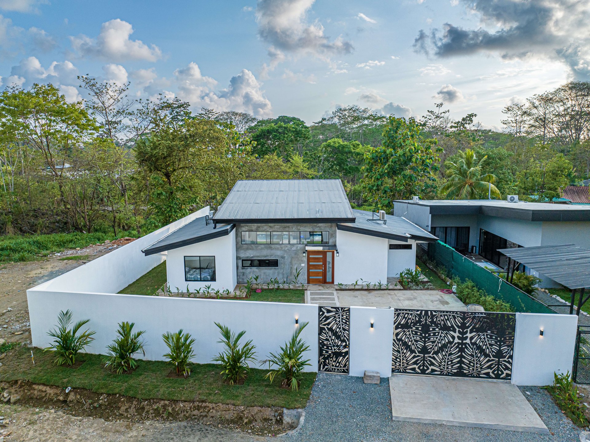 Brand new House in Uvita, 3 Bed, 2Bath. Walk to the Stores