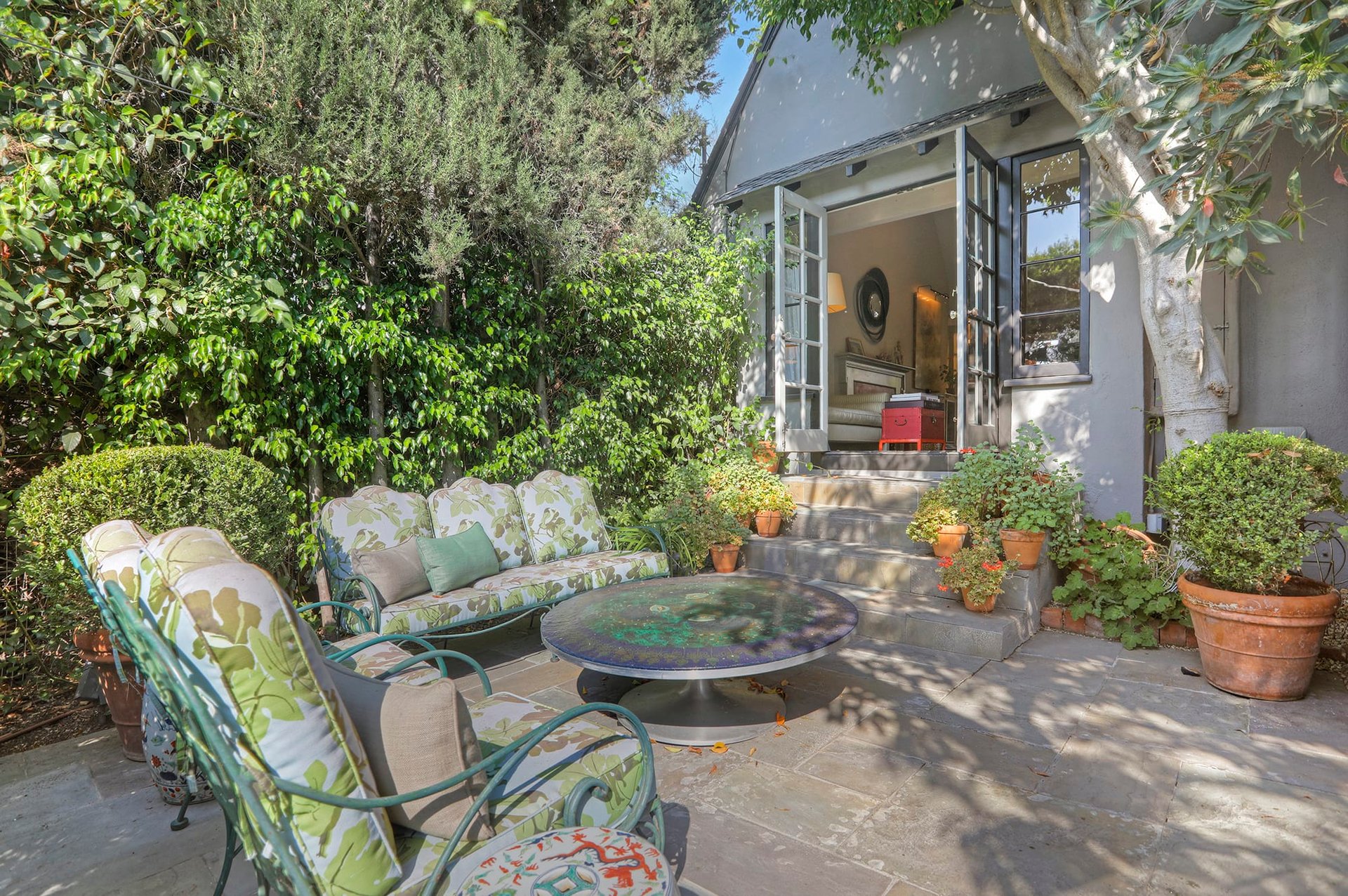   2471 Hollyridge Dr