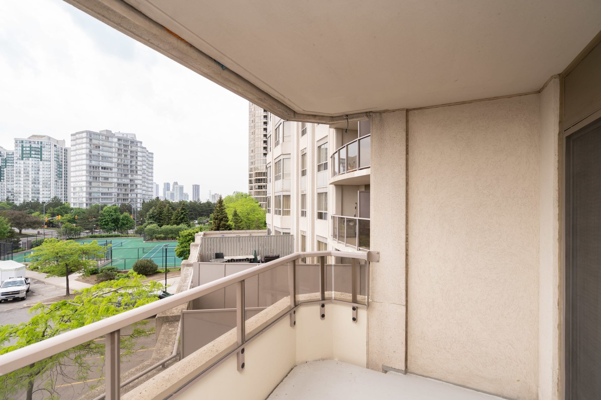 327 - 25 Kingsbridge Garden Circle