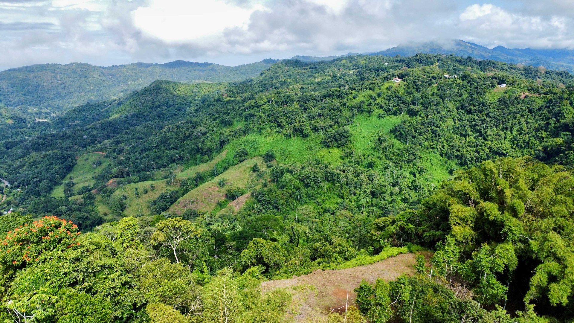 Breathtaking Mountain, River, and Ocean Views in Ideal Climate – 20 Minutes from the Beach