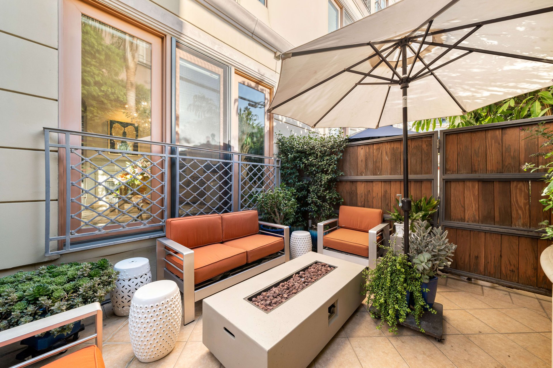137 S Spalding Dr #104, Beverly Hills