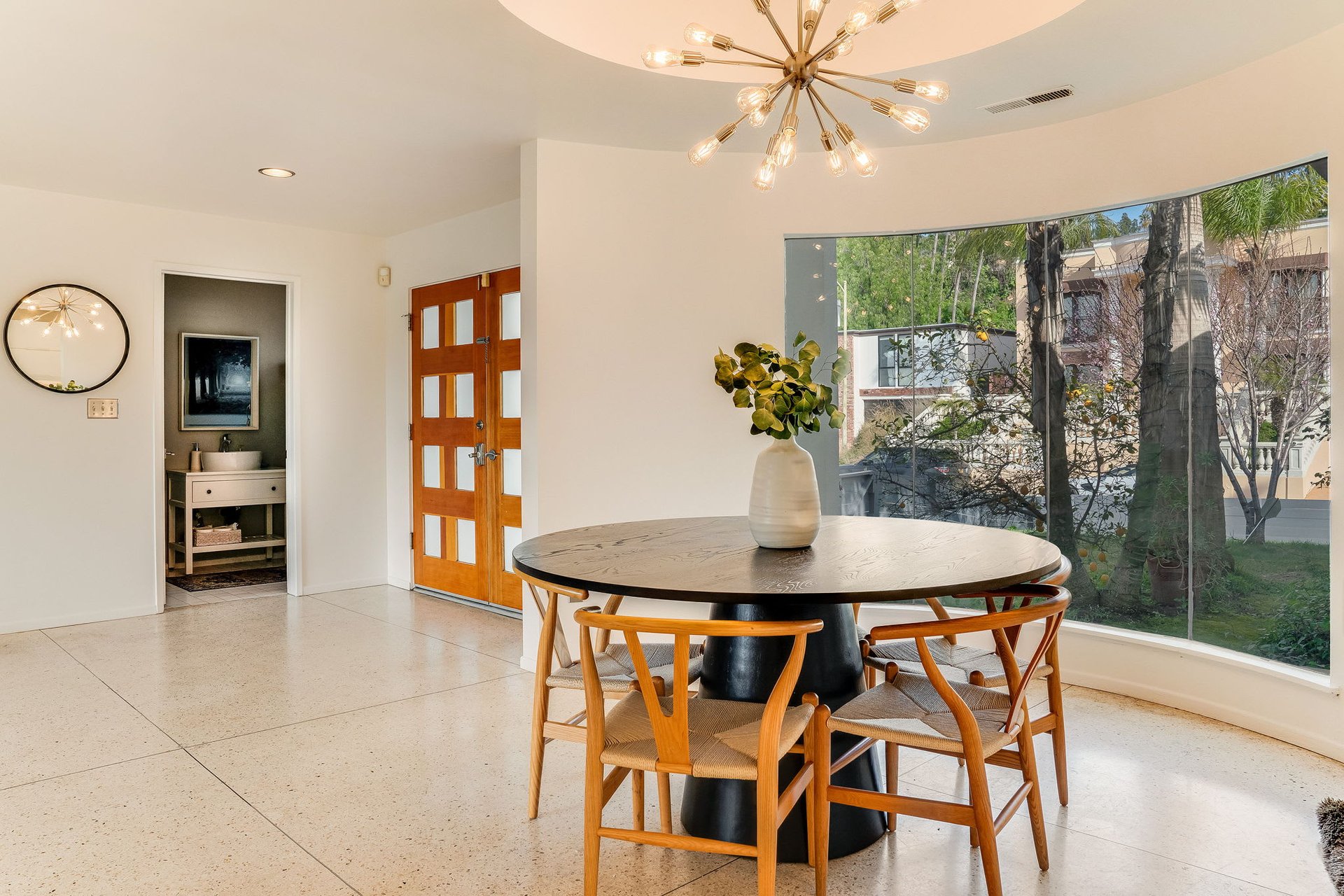 deLIGHTfull Mid Century in the Studio City "Donas"