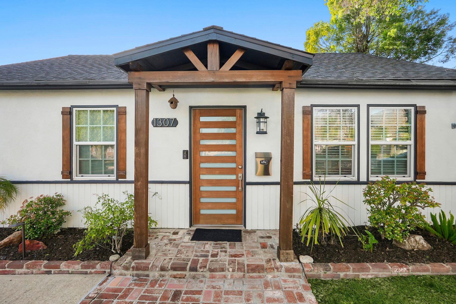1307 N Beachwood Dr, burbank