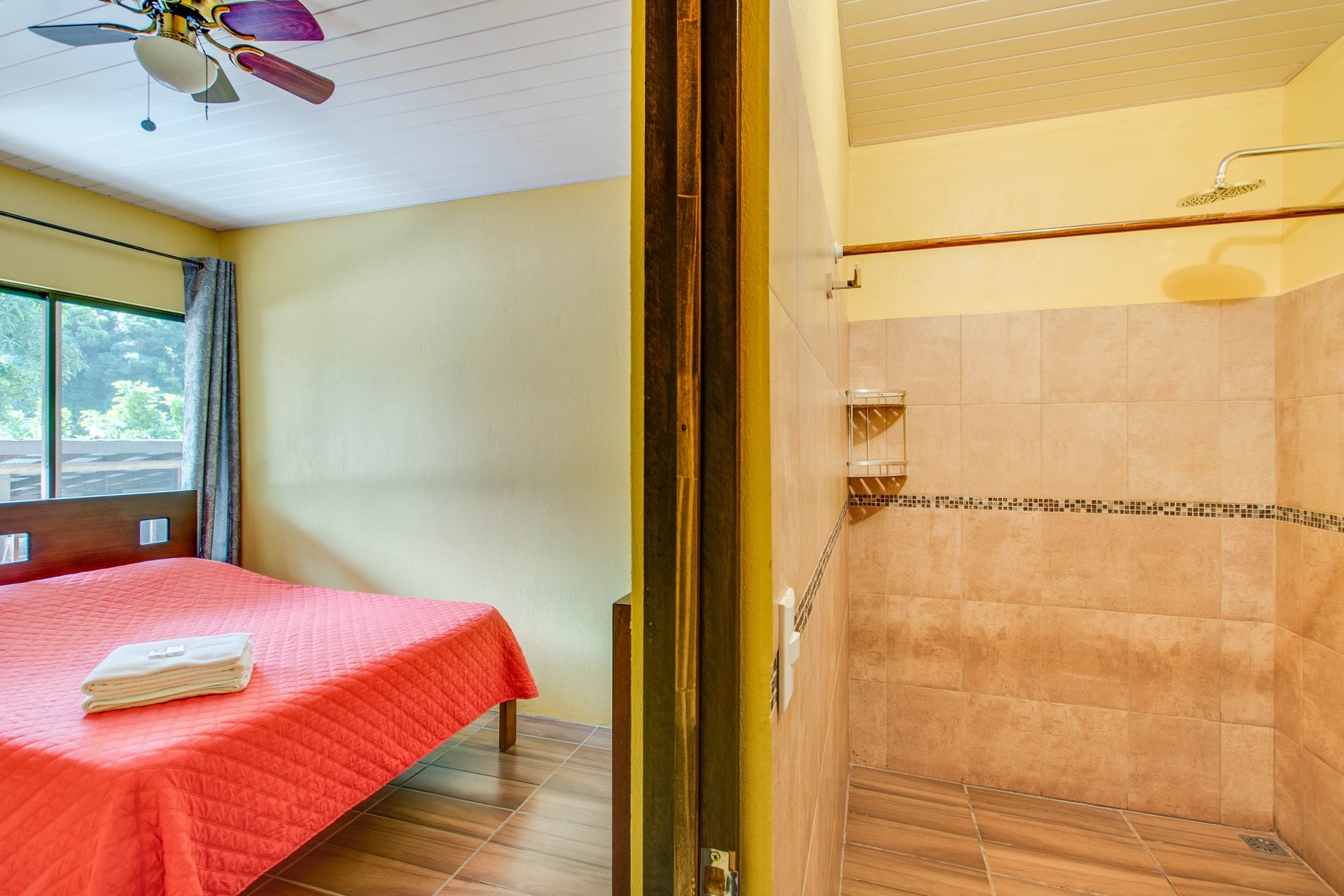 A highly-rated and high-occupancy resort with a hotel, cabins, on-site restaurant and a pool an easy 5-minute walk from PLAYA UVITA and Marino Ballena National Park!