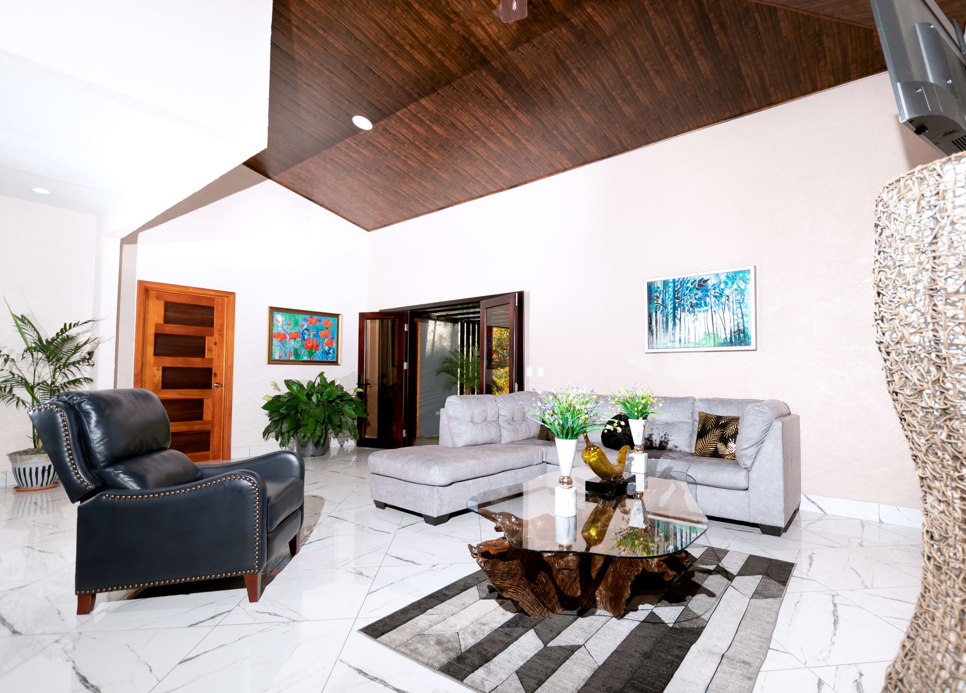 BRAND NEW 3-bedroom home, 5 minutes to Dominical Beach.