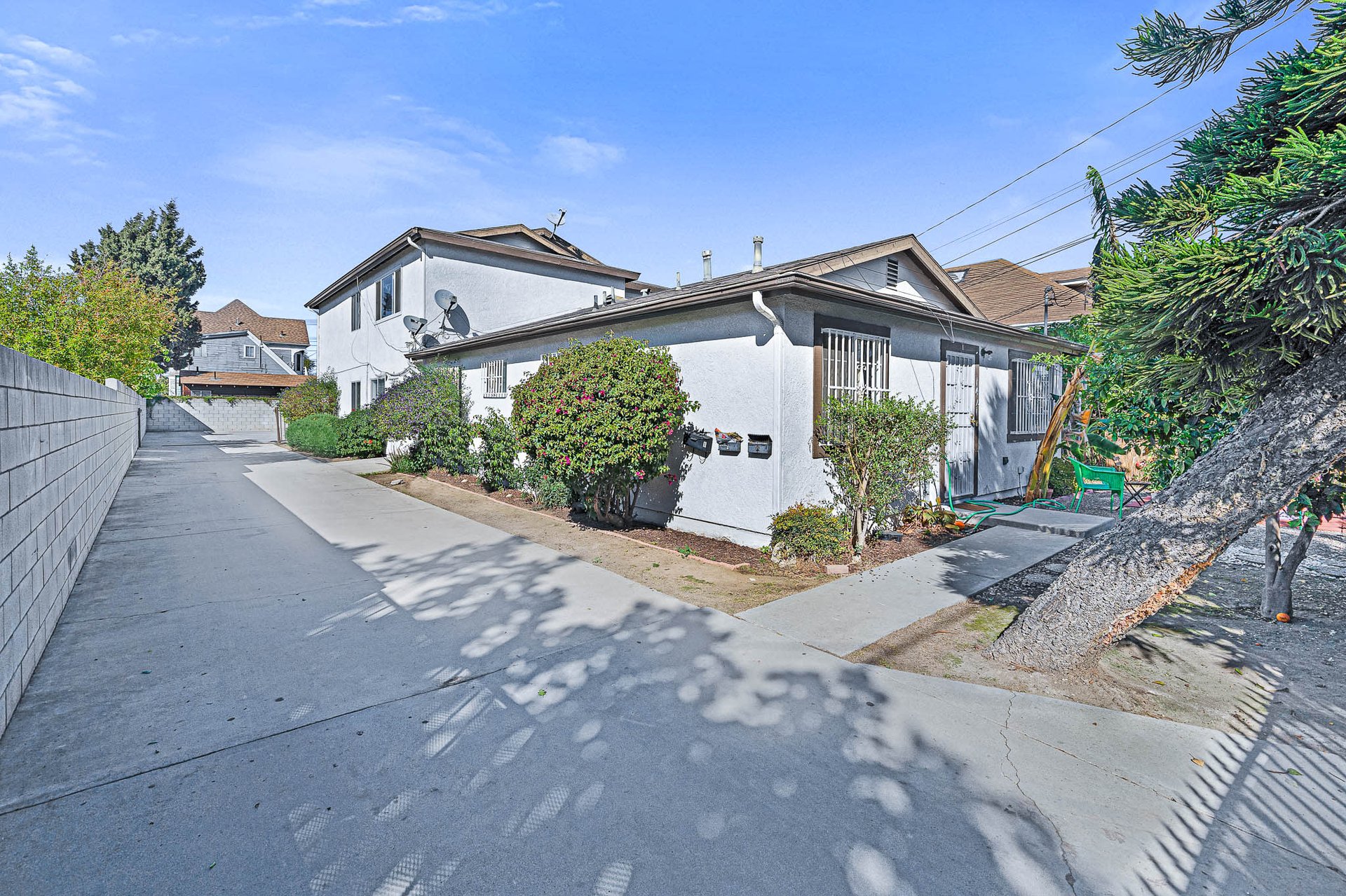 Incredible Triplex Apartment Opportunity near USC. Great Cash Flow. Vacant Lot in Rear for future Development!