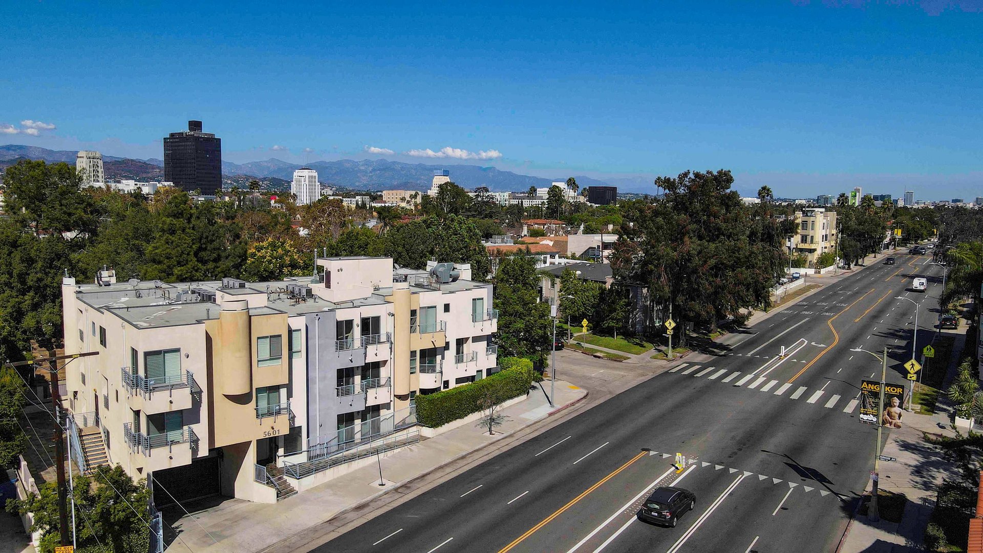 Stylish Turnkey Unit in Prime Miracle Mile