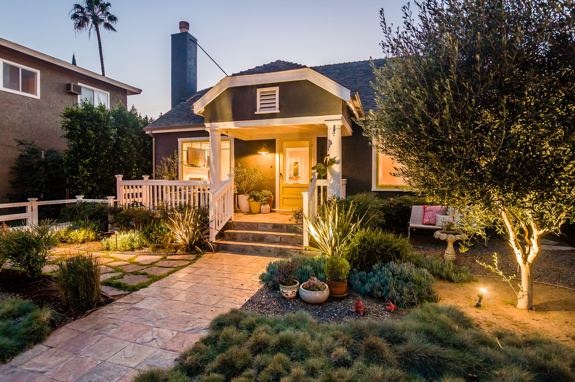 BEAUTIFUL & BRIGHT circa-1920's Craftsman "Cal-Bungalow" Home in Larchmont Village.