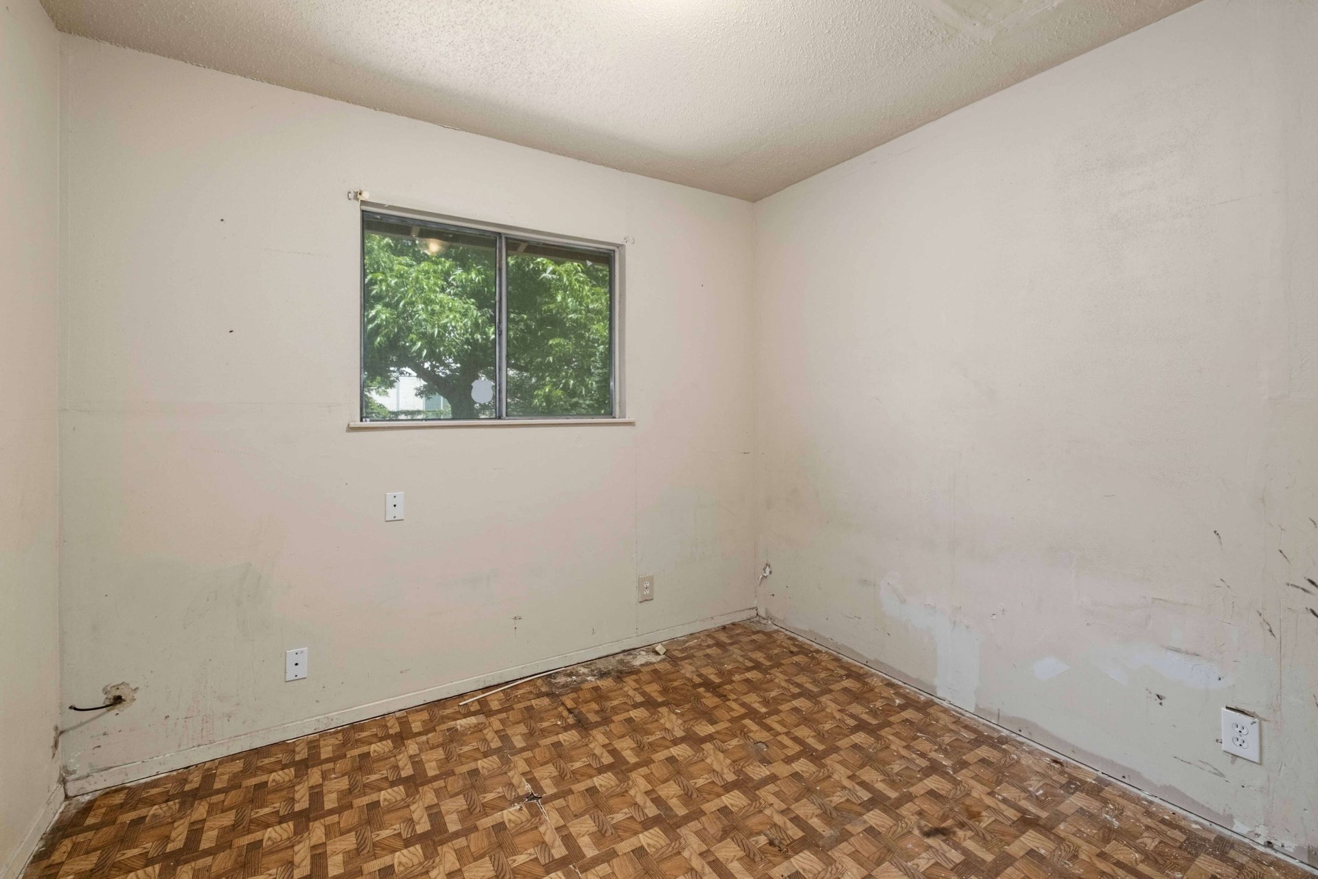 4742 Suburban Dr