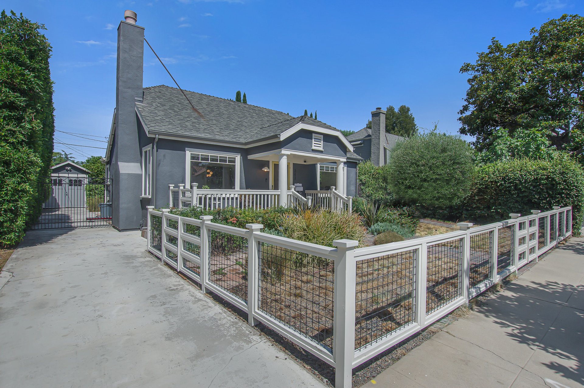 BEAUTIFUL & BRIGHT circa-1920's Craftsman "Cal-Bungalow" Home in Larchmont Village.