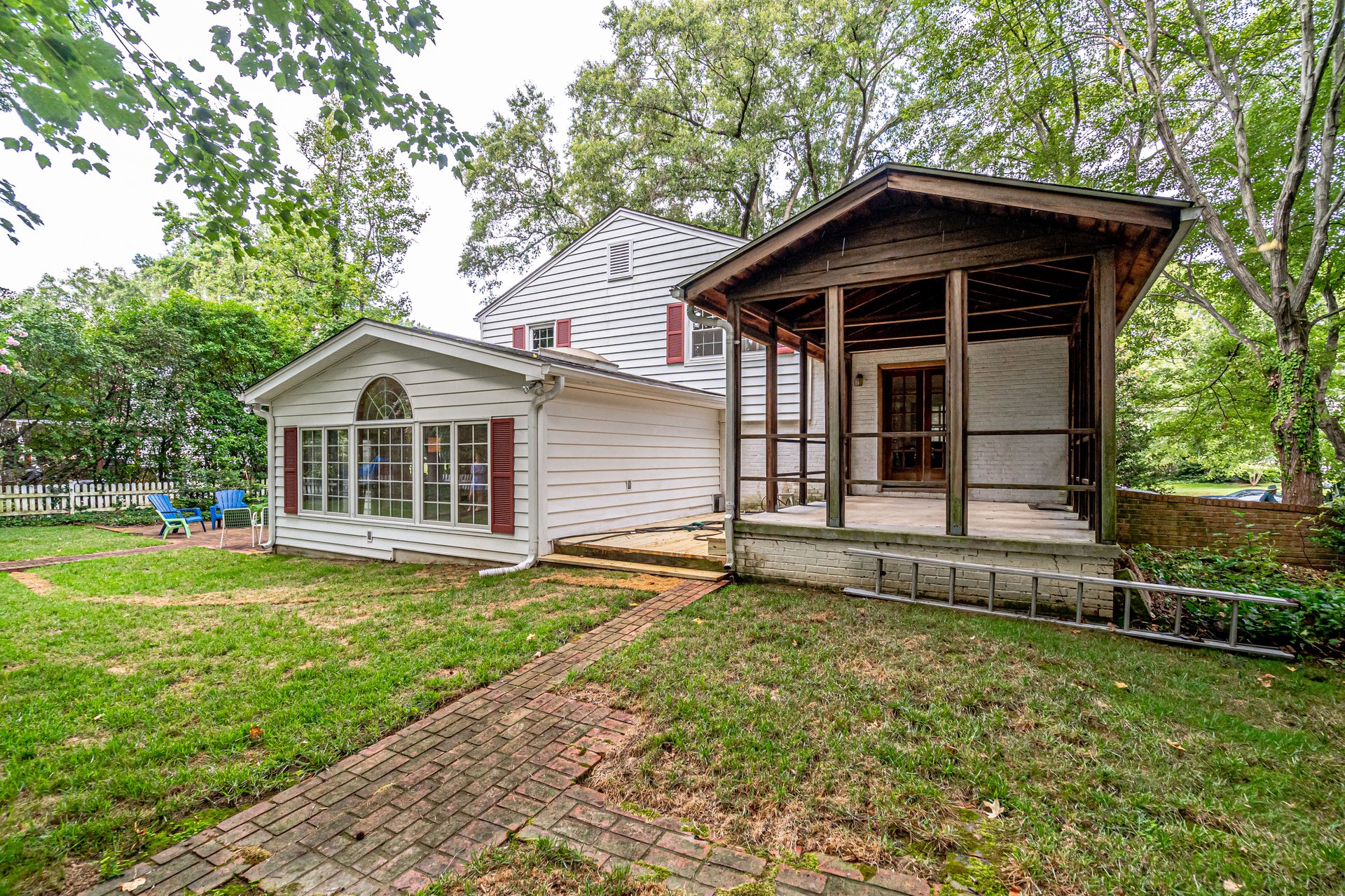 8609 Cyrus Pl