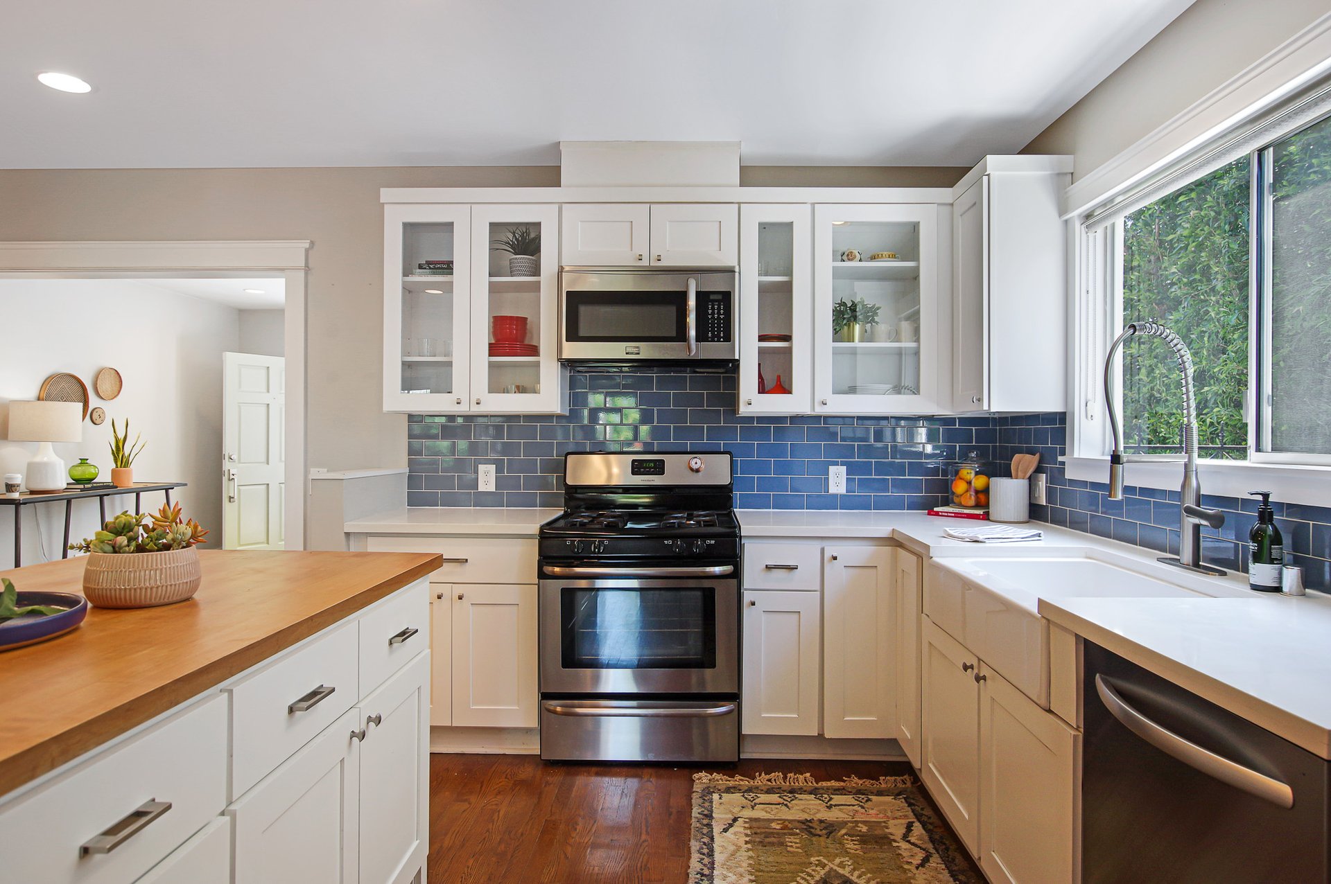 BEAUTIFUL & BRIGHT circa-1920's Craftsman "Cal-Bungalow" Home in Larchmont Village.
