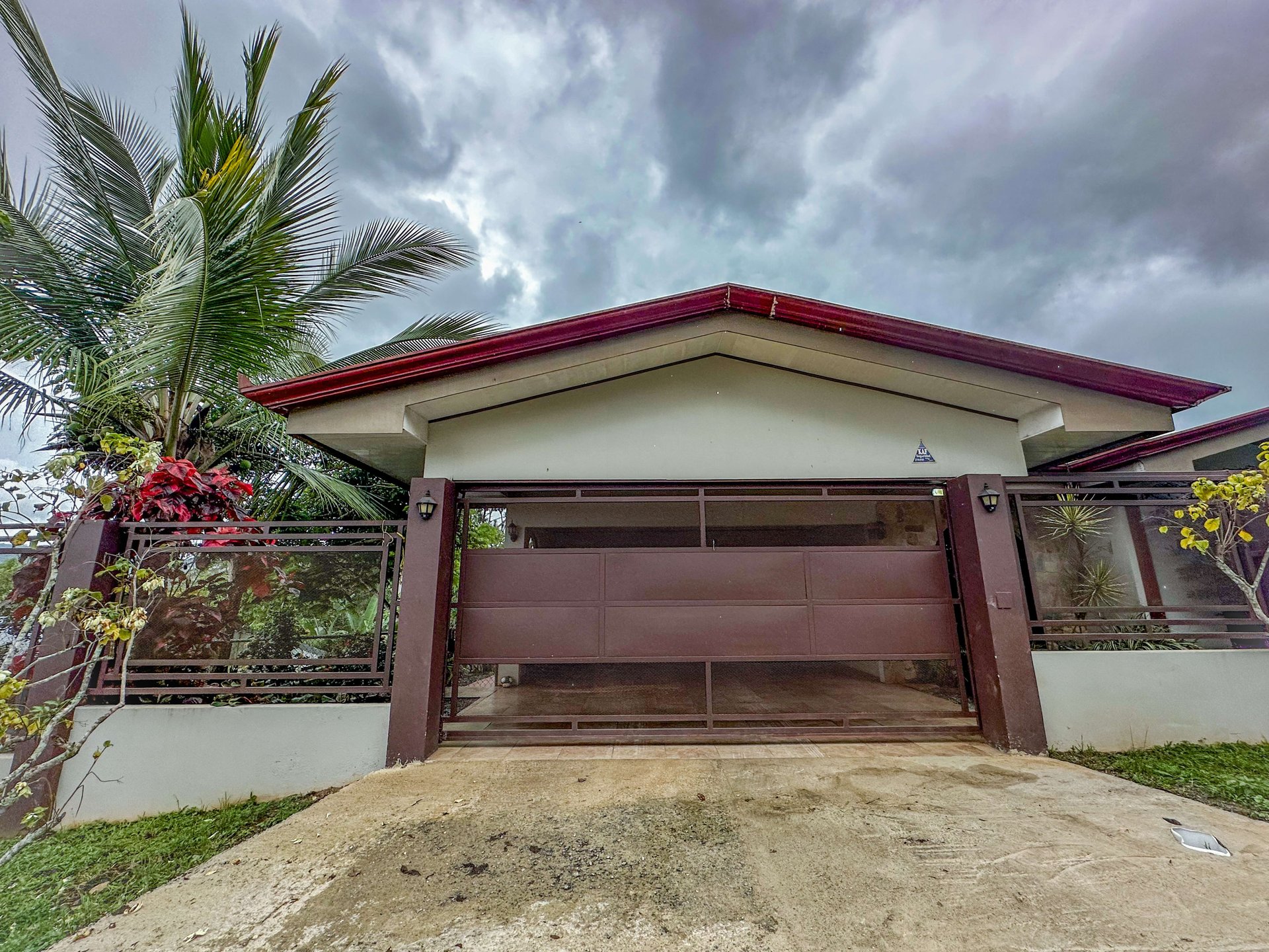 Costa Rican Gem: Spacious 4BR Home with Fruit Trees, Fully Furnished