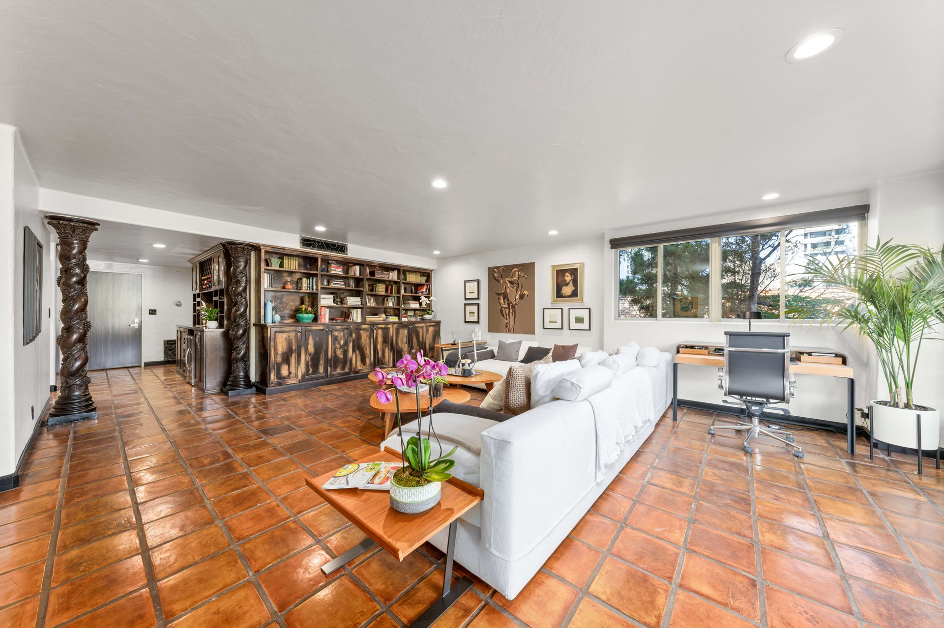 The Comstock #4E, Wilshire Corridor