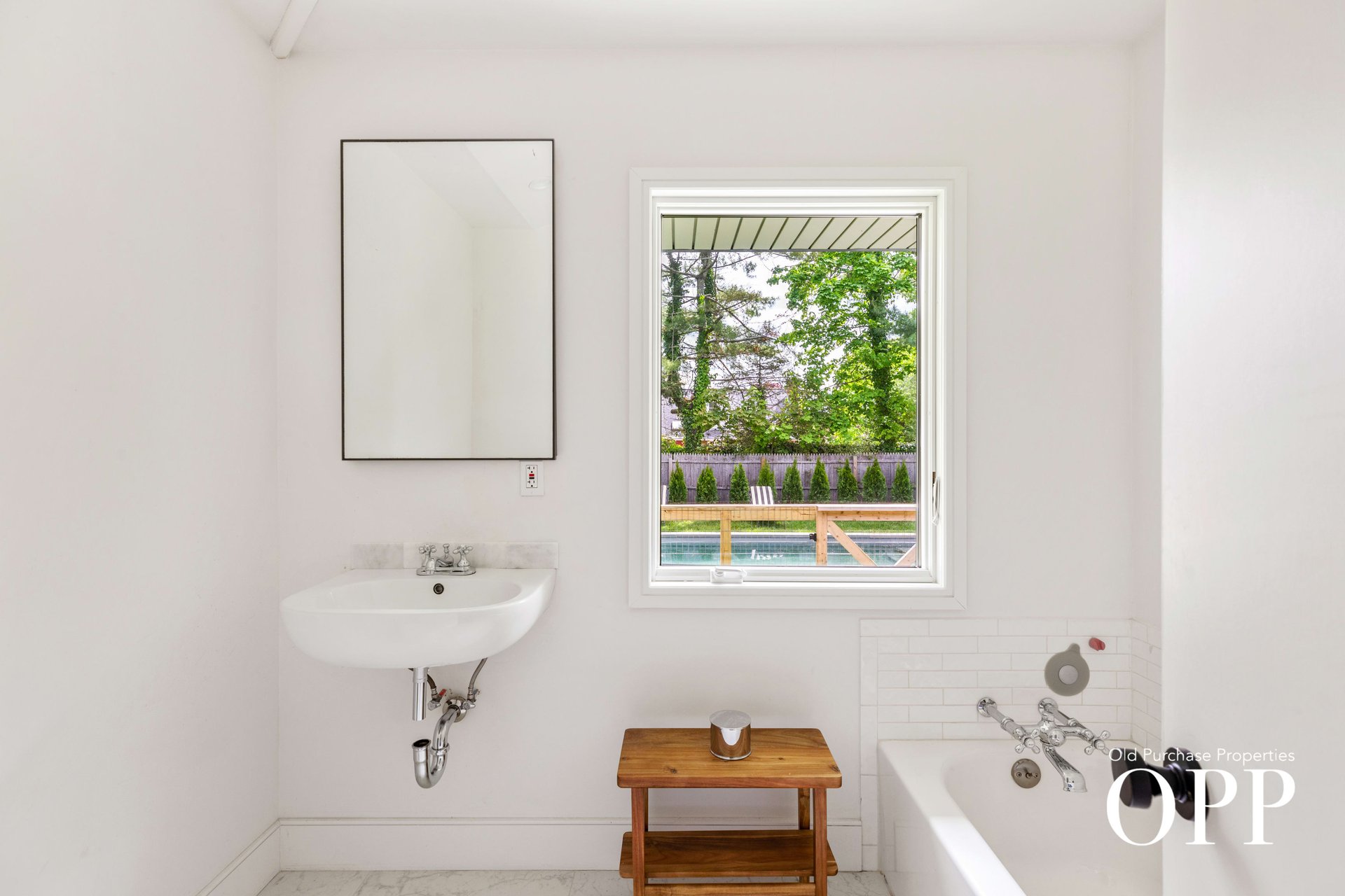 MID-CENTURY MODERN GEM IN THE HAMLET