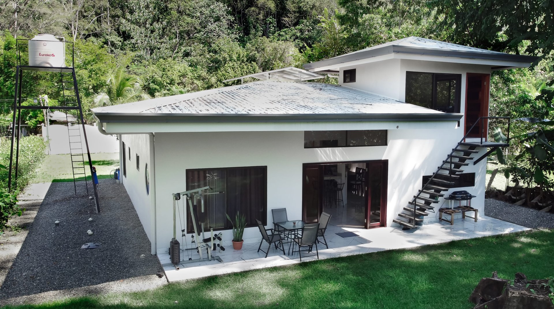 BRAND NEW 3-bedroom home, 5 minutes to Dominical Beach.