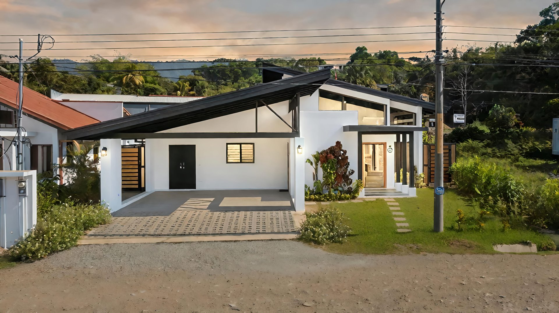 Modern Construction 3 Beds, 2,5 Baths Home.  Best Deal in Uvita! 