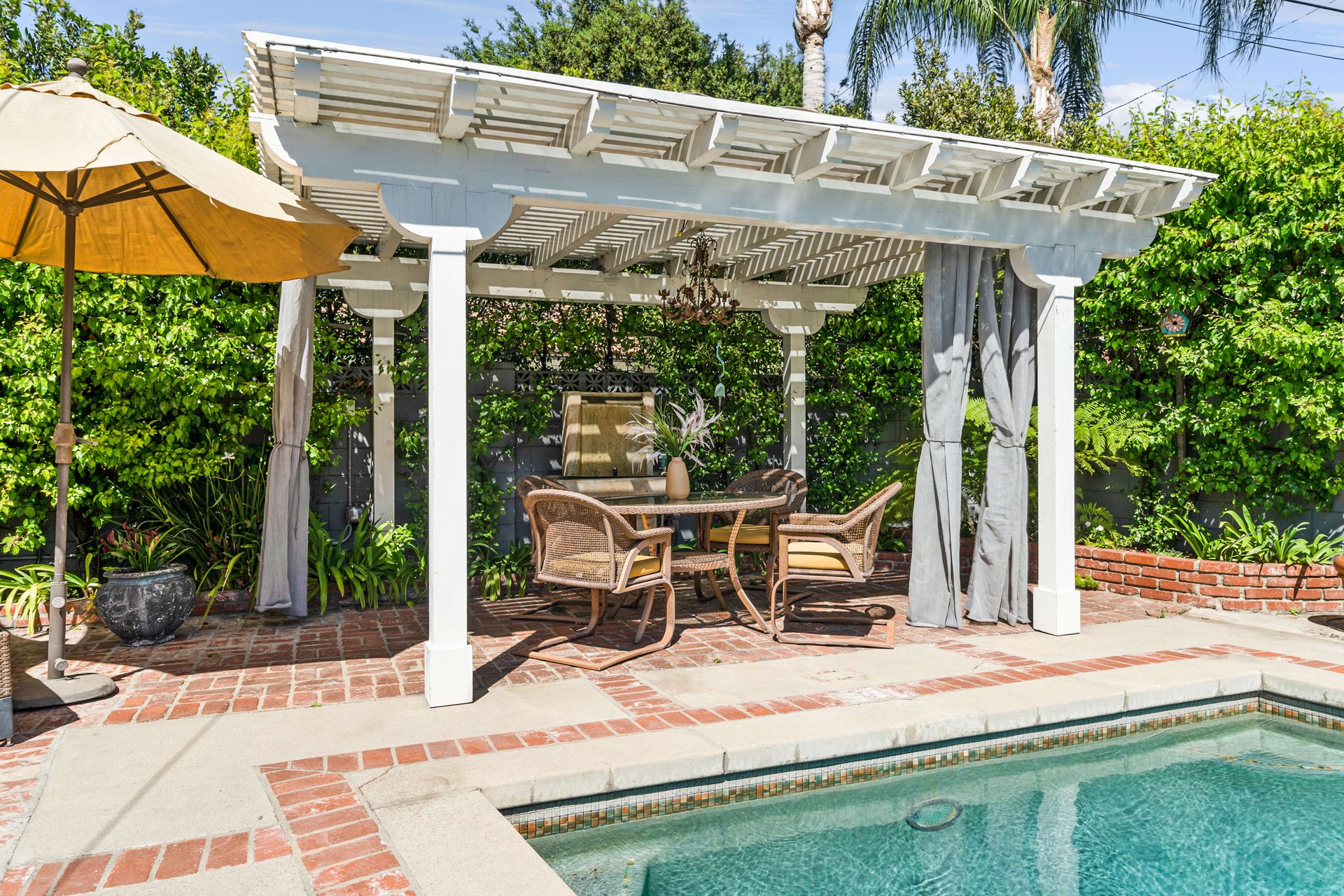 11157 Sarah St, Toluca Lake