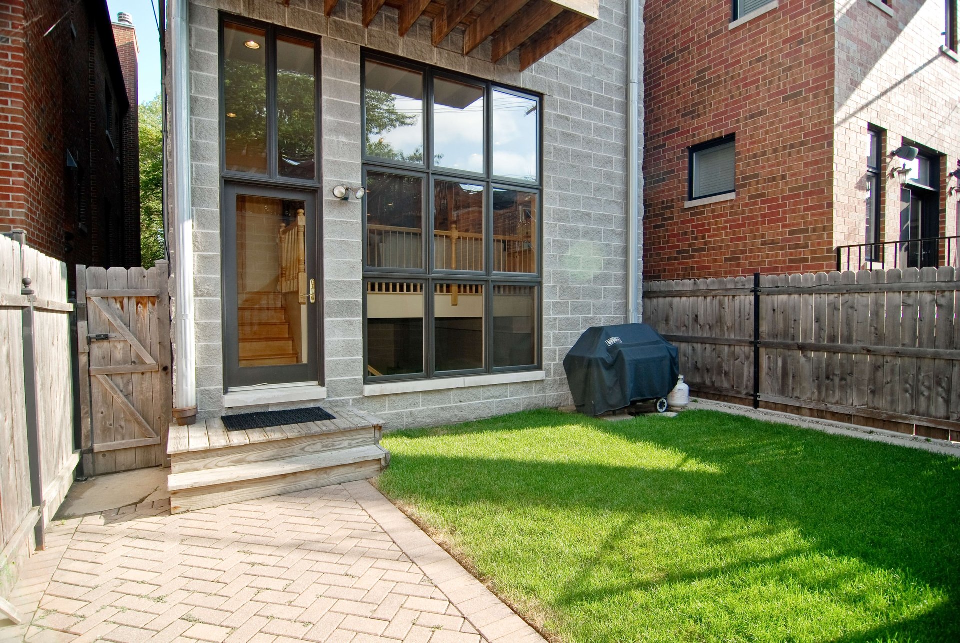 1539 W George St