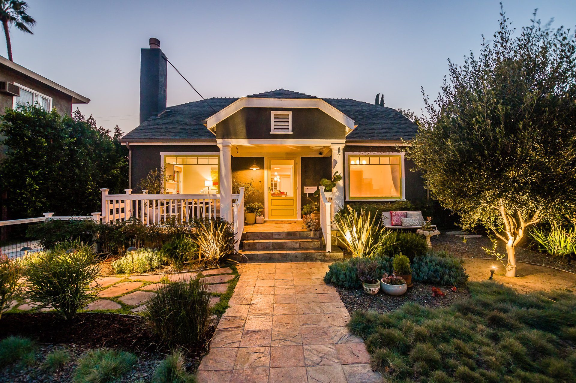 BEAUTIFUL & BRIGHT circa-1920's Craftsman "Cal-Bungalow" Home in Larchmont Village.