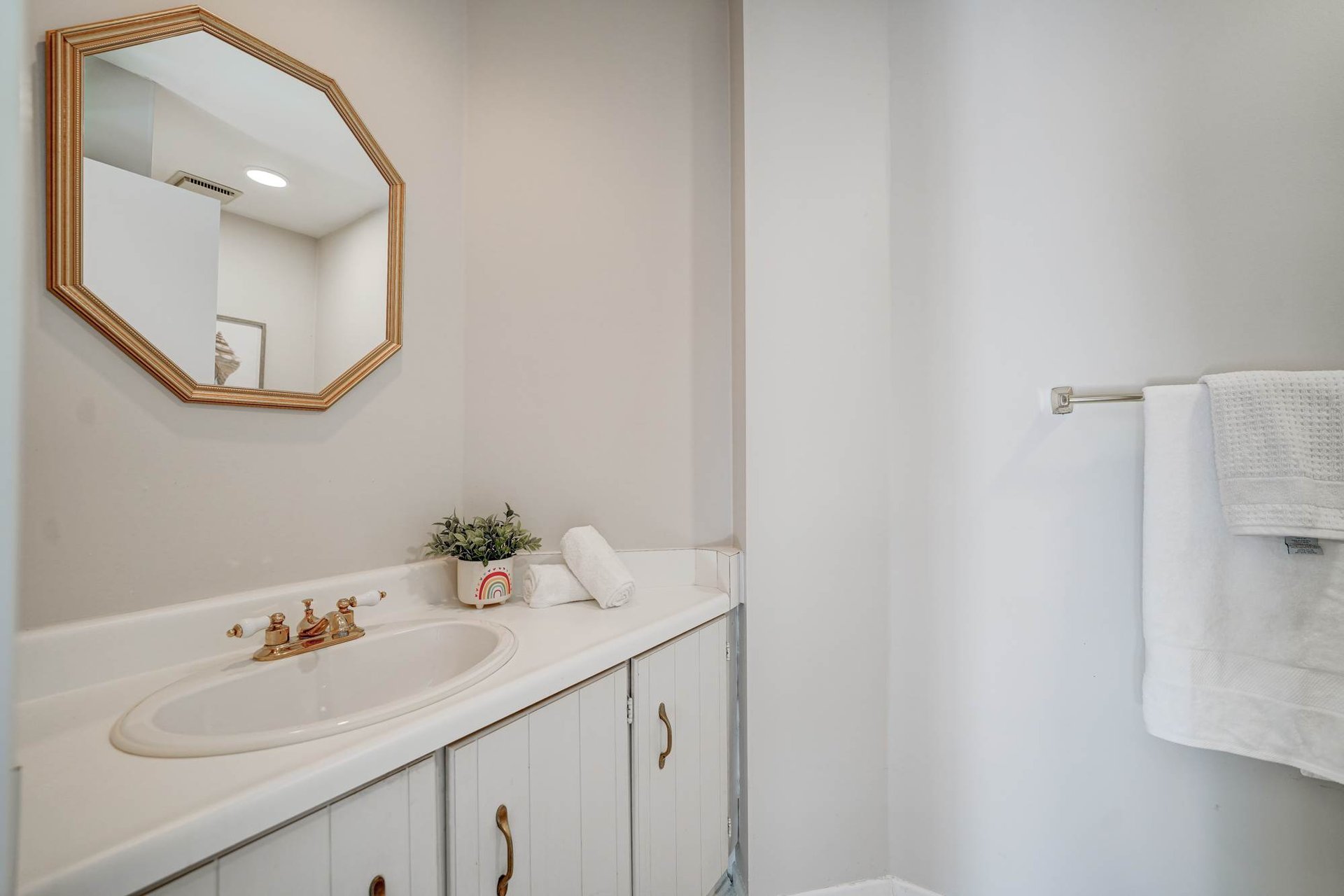 1087 Runnymead Cres