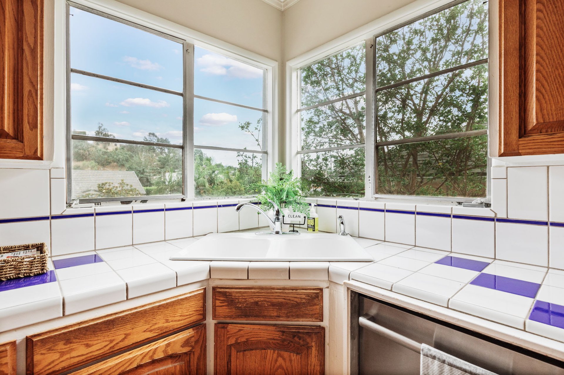 Wonderful and Warm Traditional Home with Views in The Los Feliz Hills