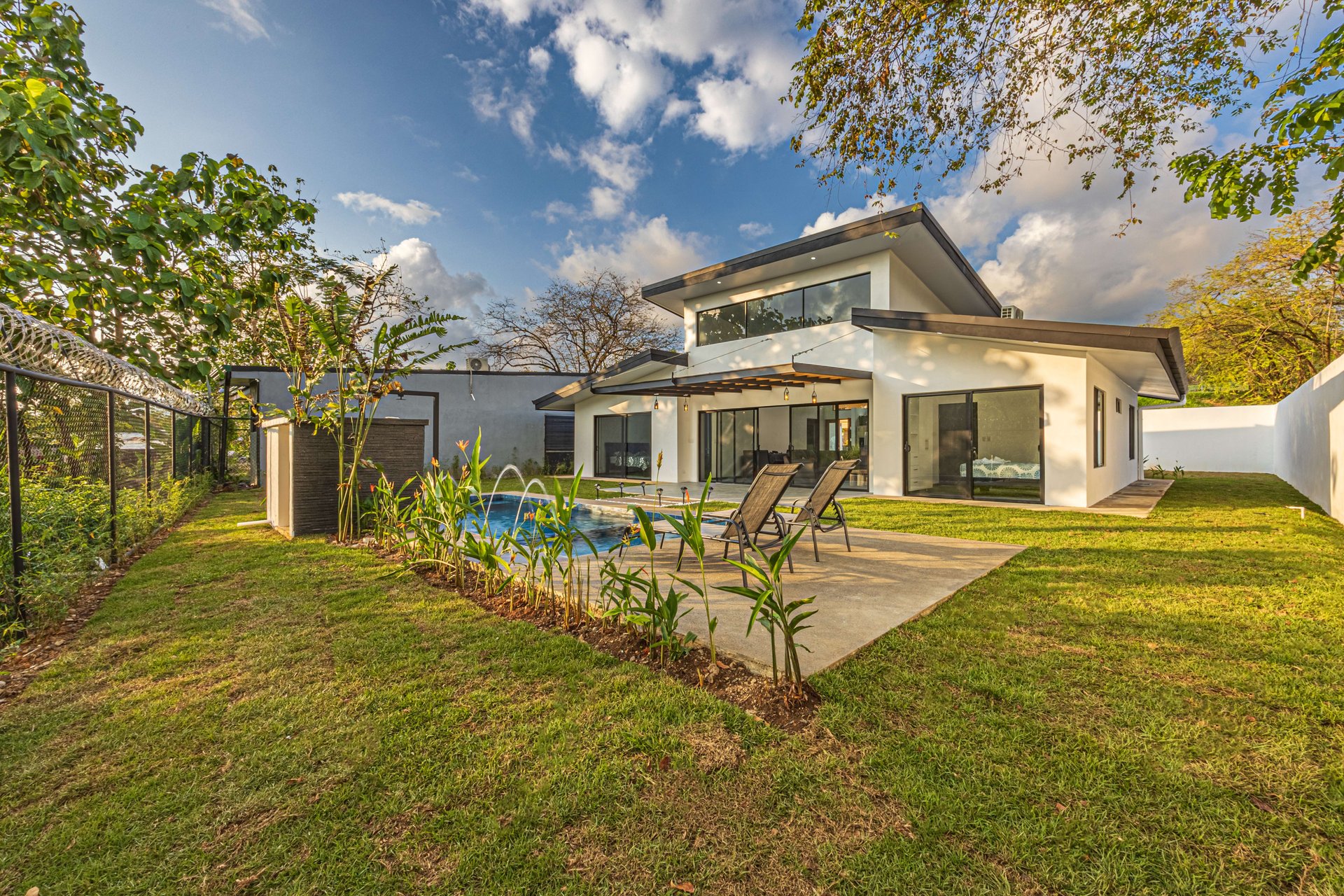 Brand new House in Uvita, 3 Bed, 2Bath. Walk to the Stores