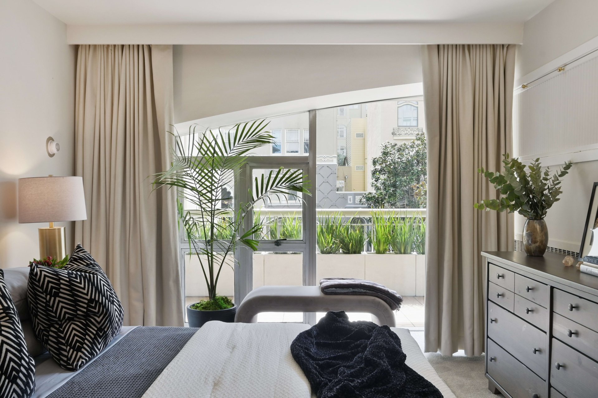 Large Condo & Terrace at 2200 Pacific