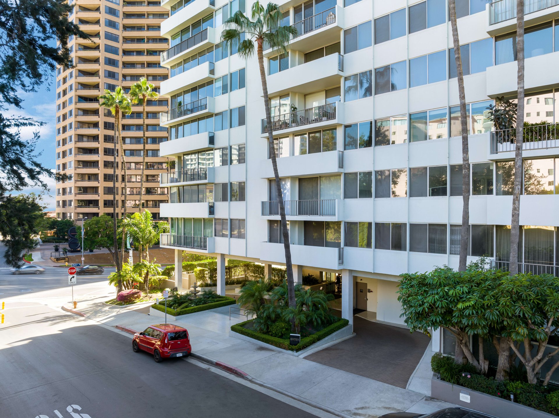 Wilshire Holmby #306, Wilshire Corridor