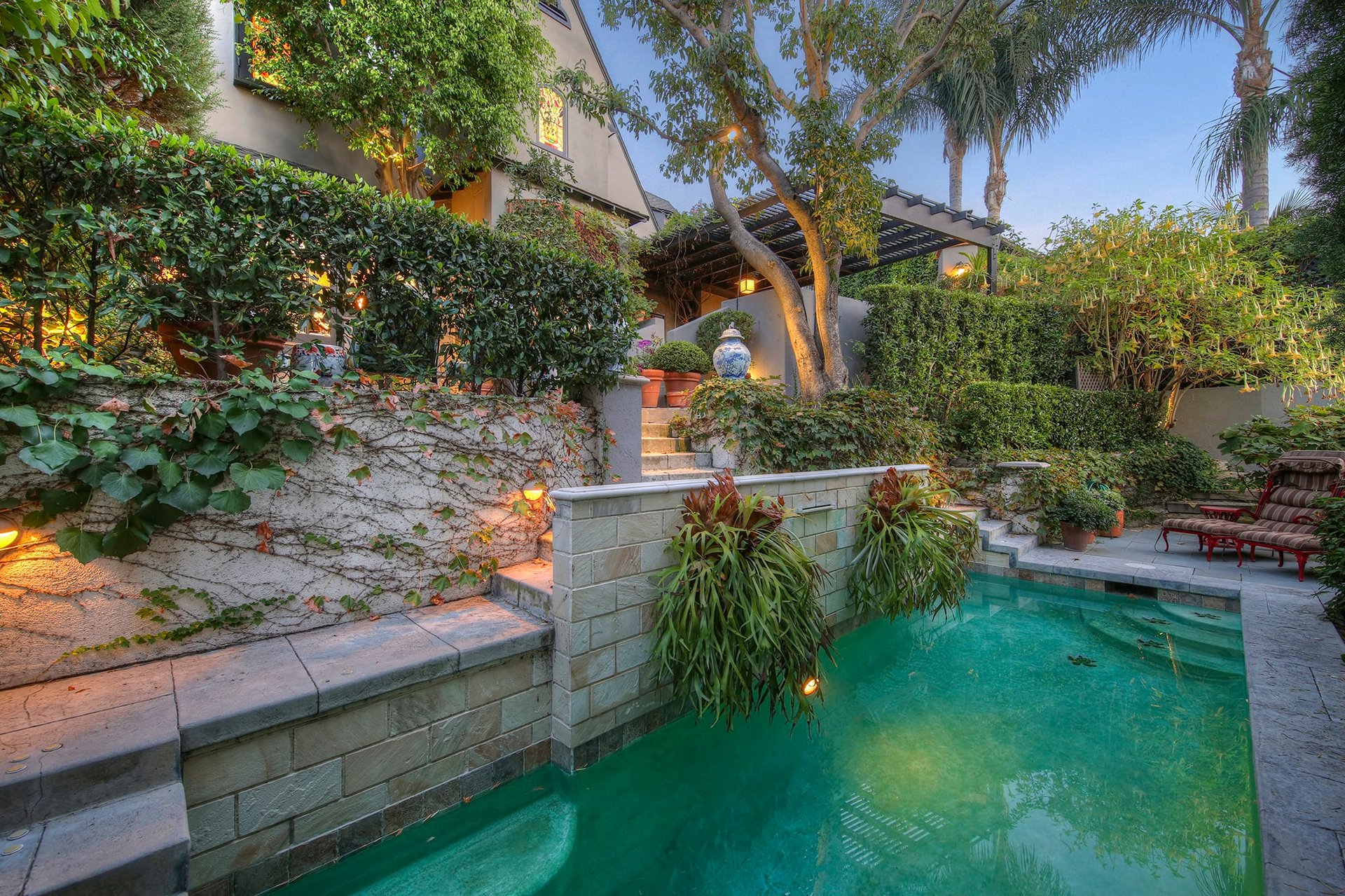   2471 Hollyridge Dr