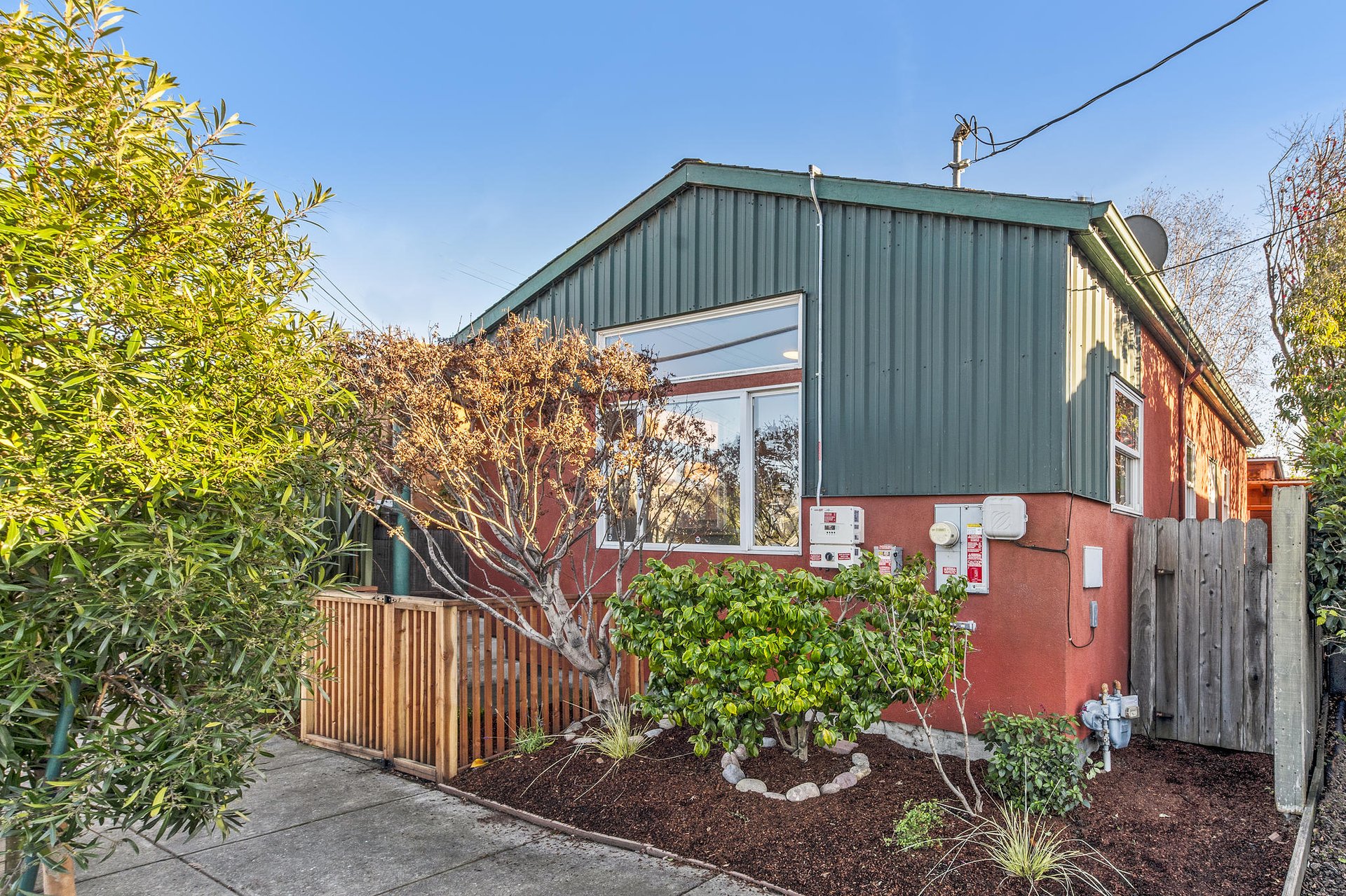 1042 Dwight Way
