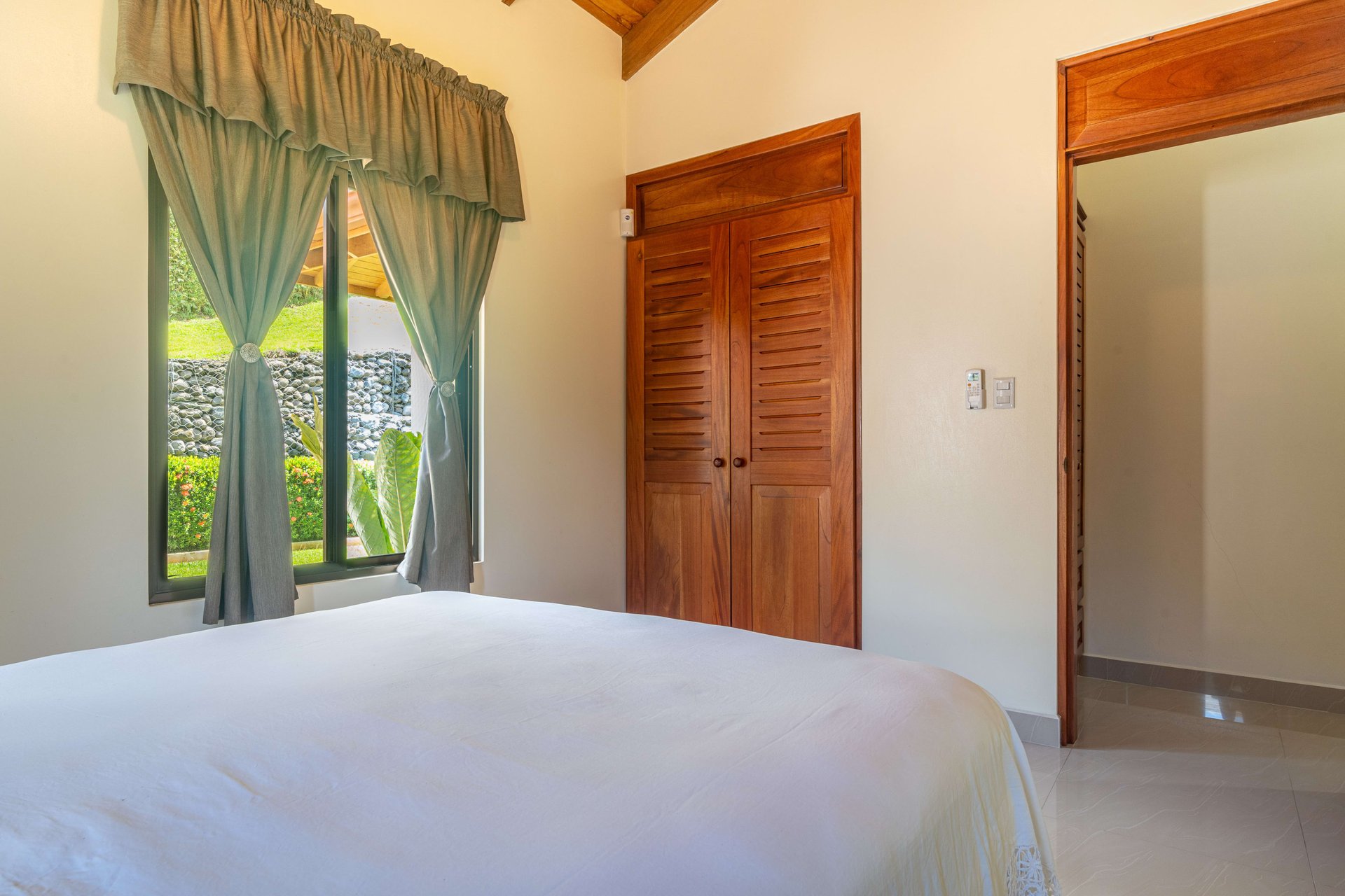 La Palma Custom Build 3 bedroom 2 bath - Prestine Condition